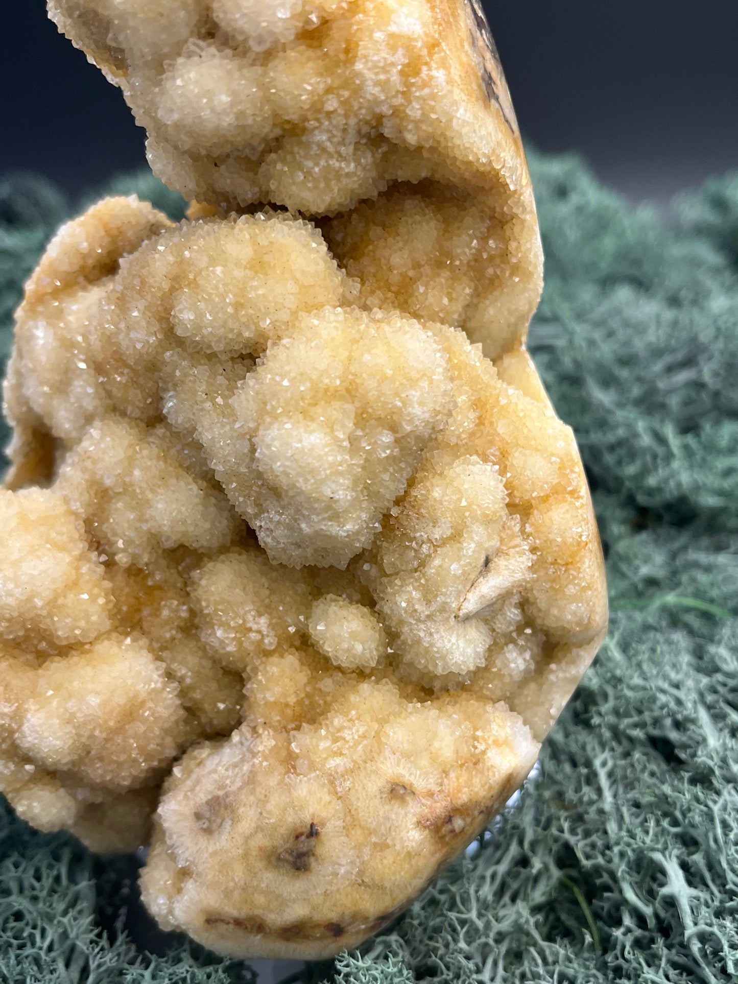 Gold-/beigefarbene Calcit Druzy Freeform aus Pakistan (933g) - super schöne Kugelkristalle und Druzys - crystal paradise