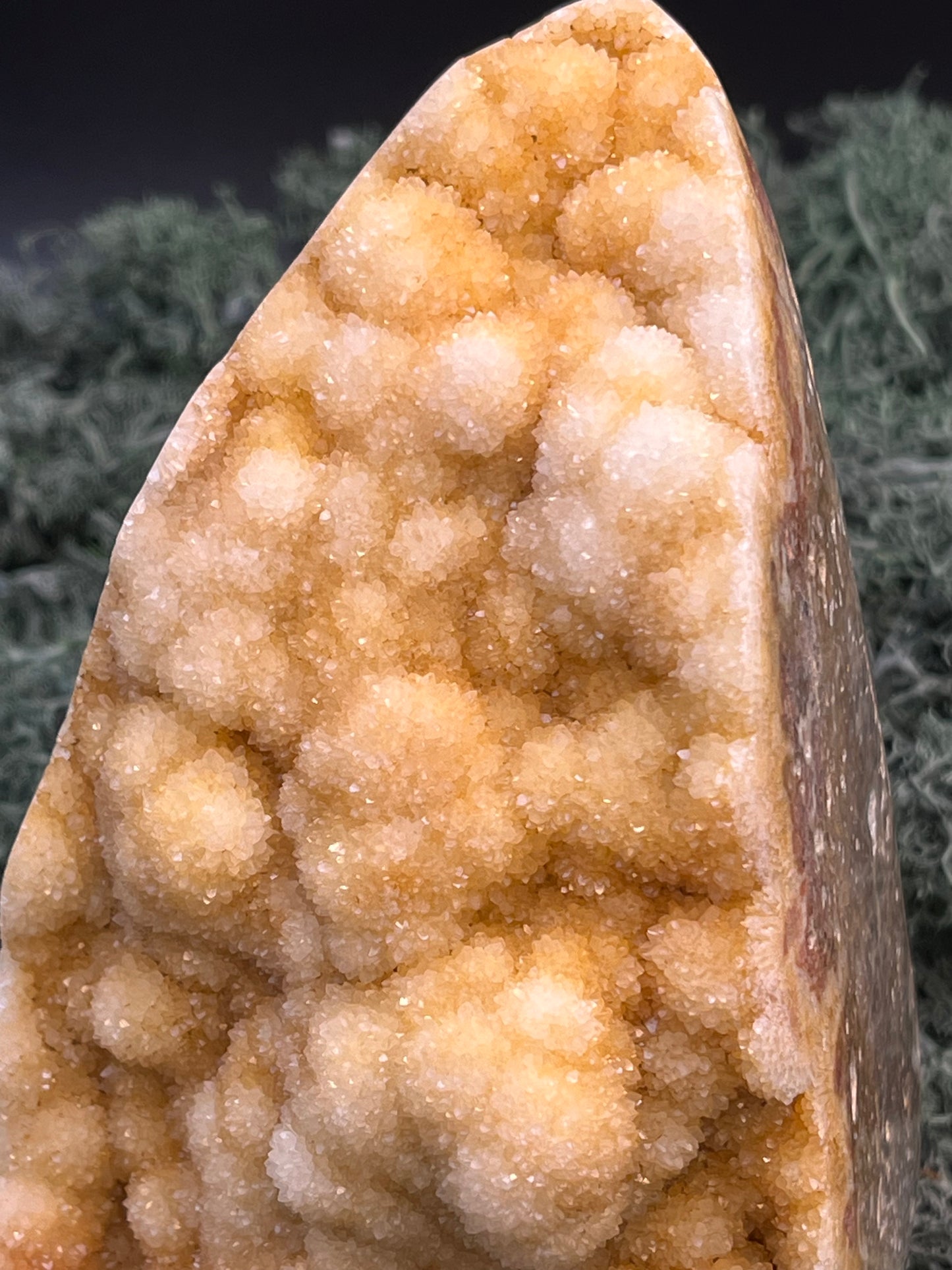 Gold-/beigefarbene Calcit Druzy Freeform aus Pakistan (1205g) - super schöne Kugelkristalle - crystal paradise