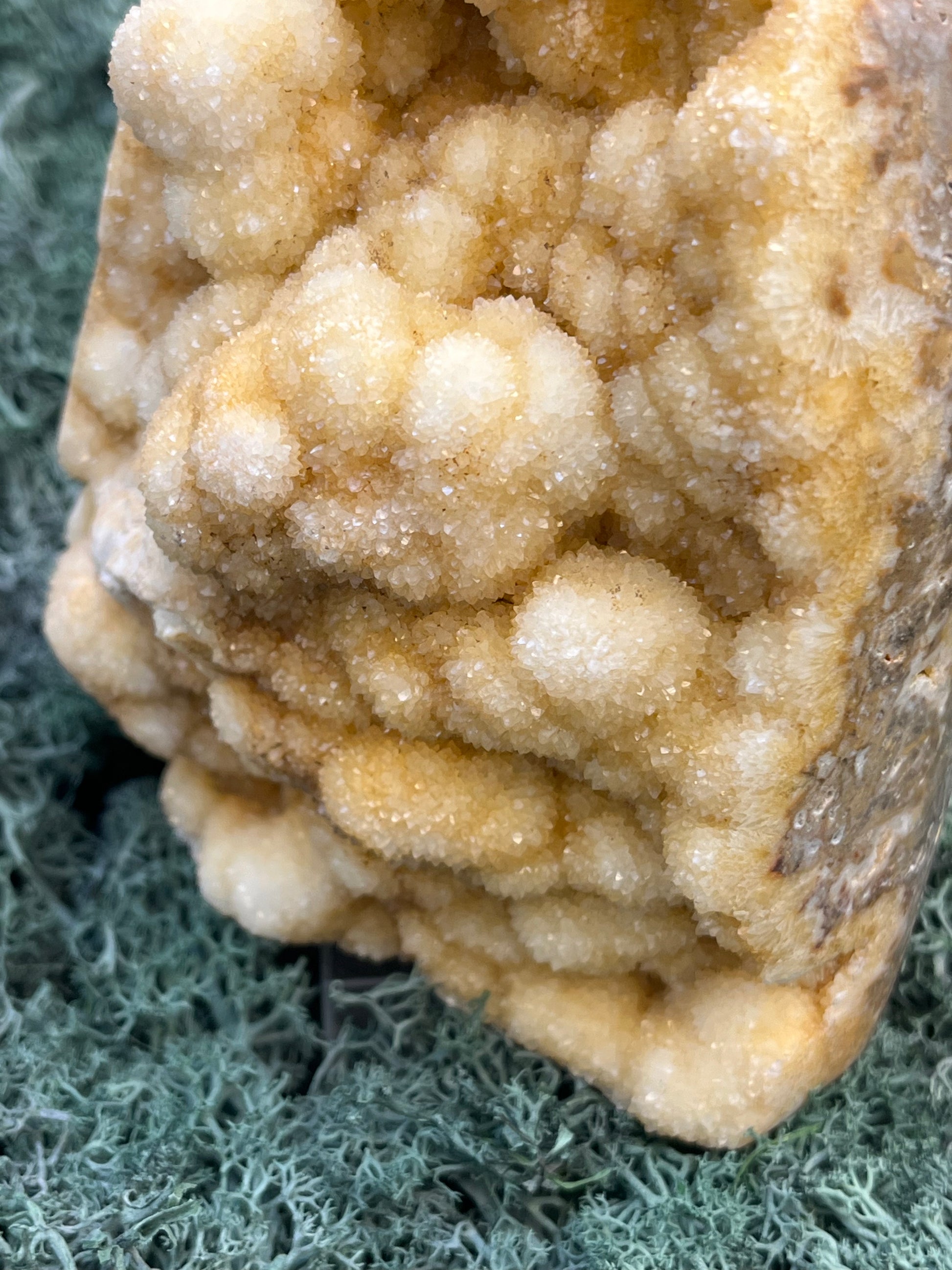 Gold-/beigefarbene Calcit Druzy Freeform aus Pakistan (1300g) - super schöne grosse Kugelkristalle und Druzys - crystal paradise