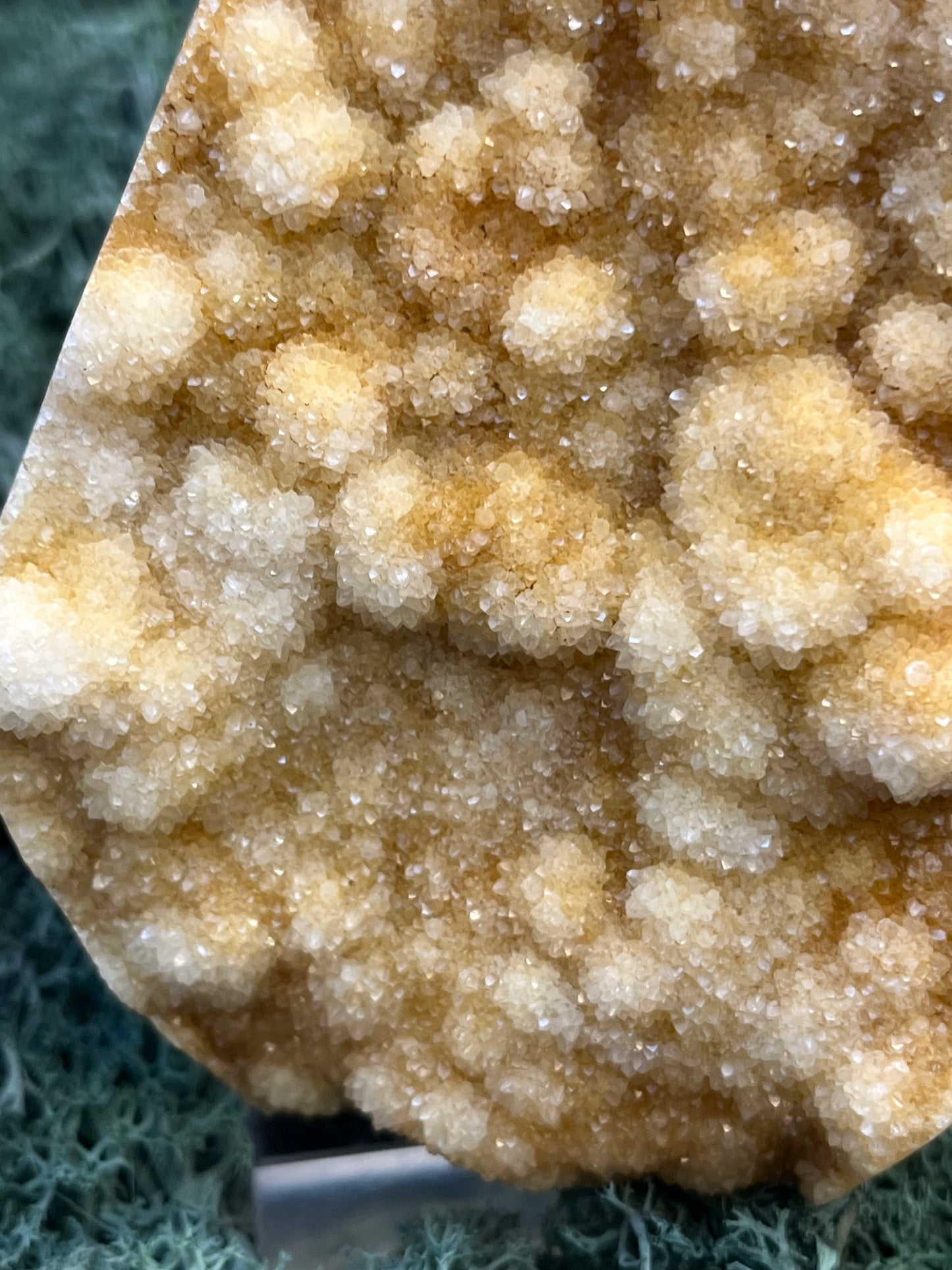 Gold-/beigefarbene Calcit Druzy Freeform aus Pakistan (754g) - super schöne Kugelkristalle und Druzys - crystal paradise