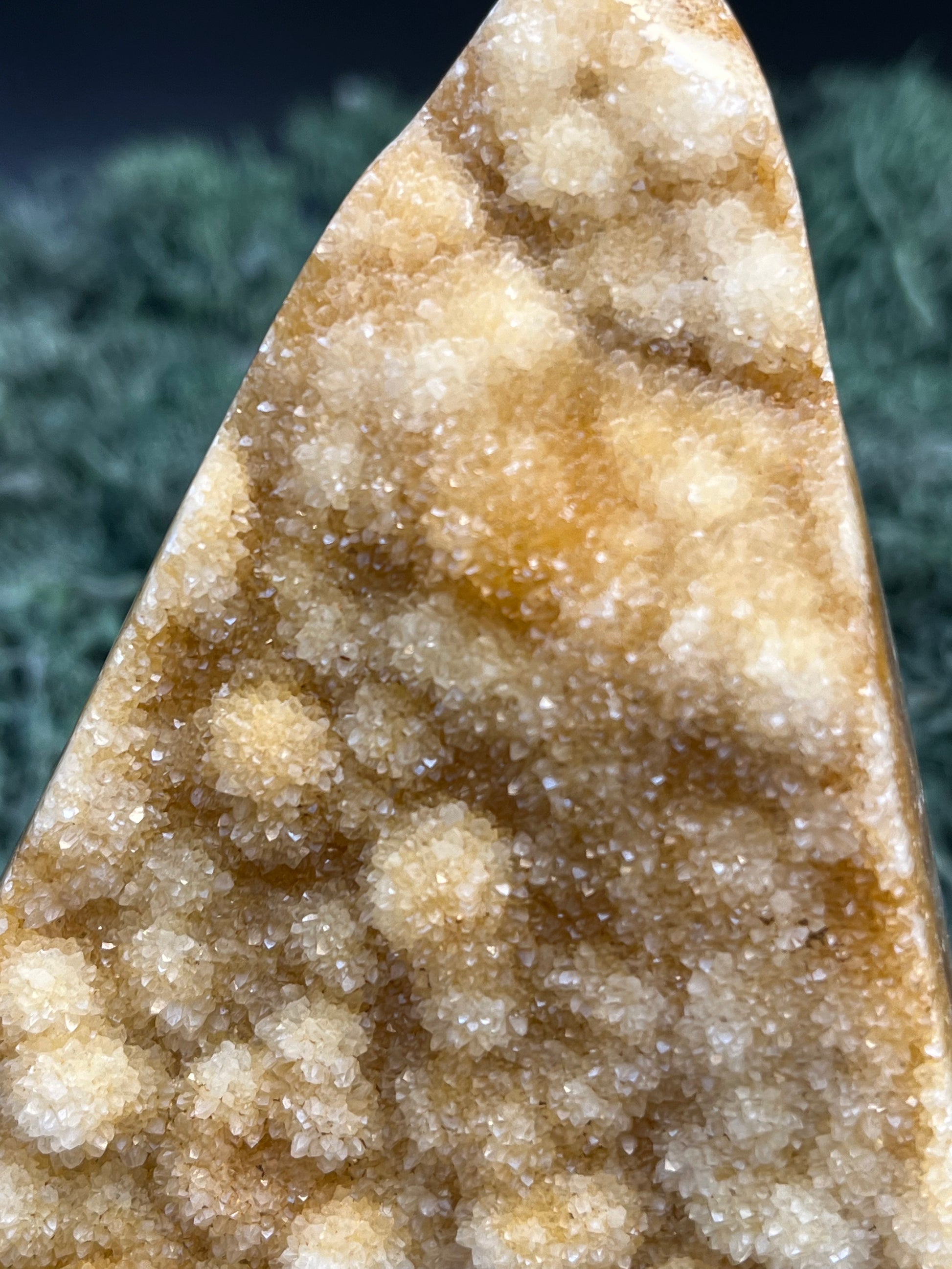 Gold-/beigefarbene Calcit Druzy Freeform aus Pakistan (754g) - super schöne Kugelkristalle und Druzys - crystal paradise