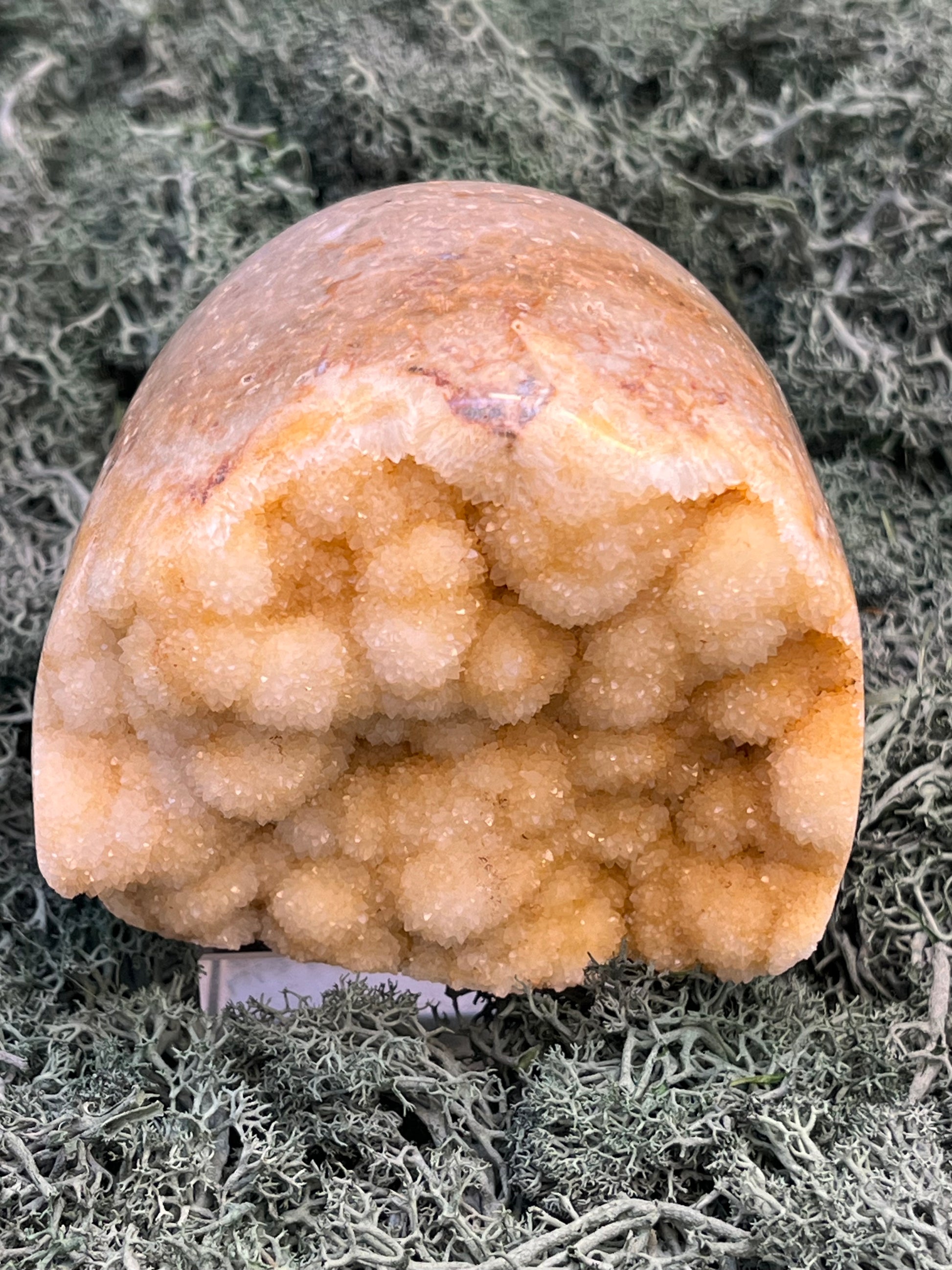 Gold-/beigefarbene Calcit Druzy Freeform aus Pakistan (652g) - Halbkugel mit schöne grossen Kugelkristalle - crystal paradise