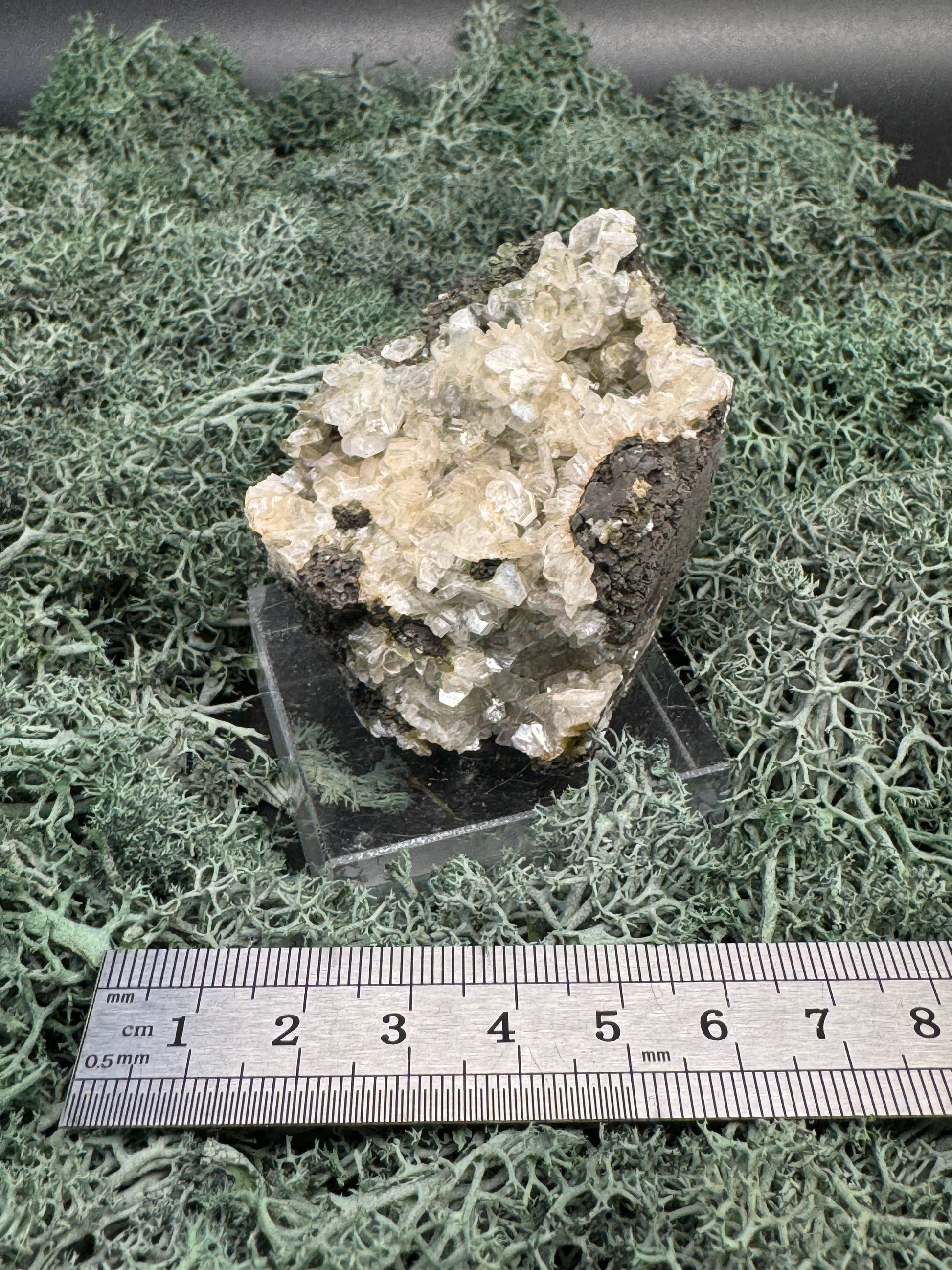 Quarz Handstufe aus Hubei, China (96g) - schöne große Quarzkristalle mit Calcit - crystal paradise