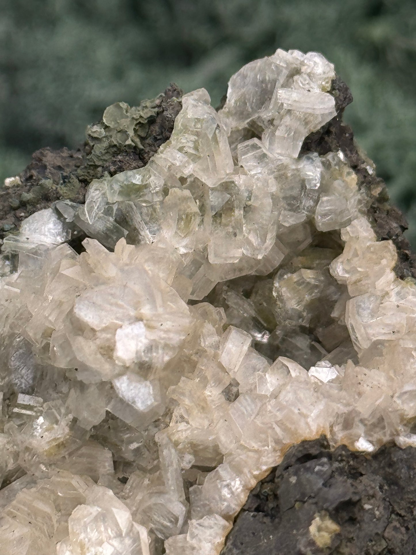 Quarz Handstufe aus Hubei, China (96g) - schöne große Quarzkristalle mit Calcit - crystal paradise