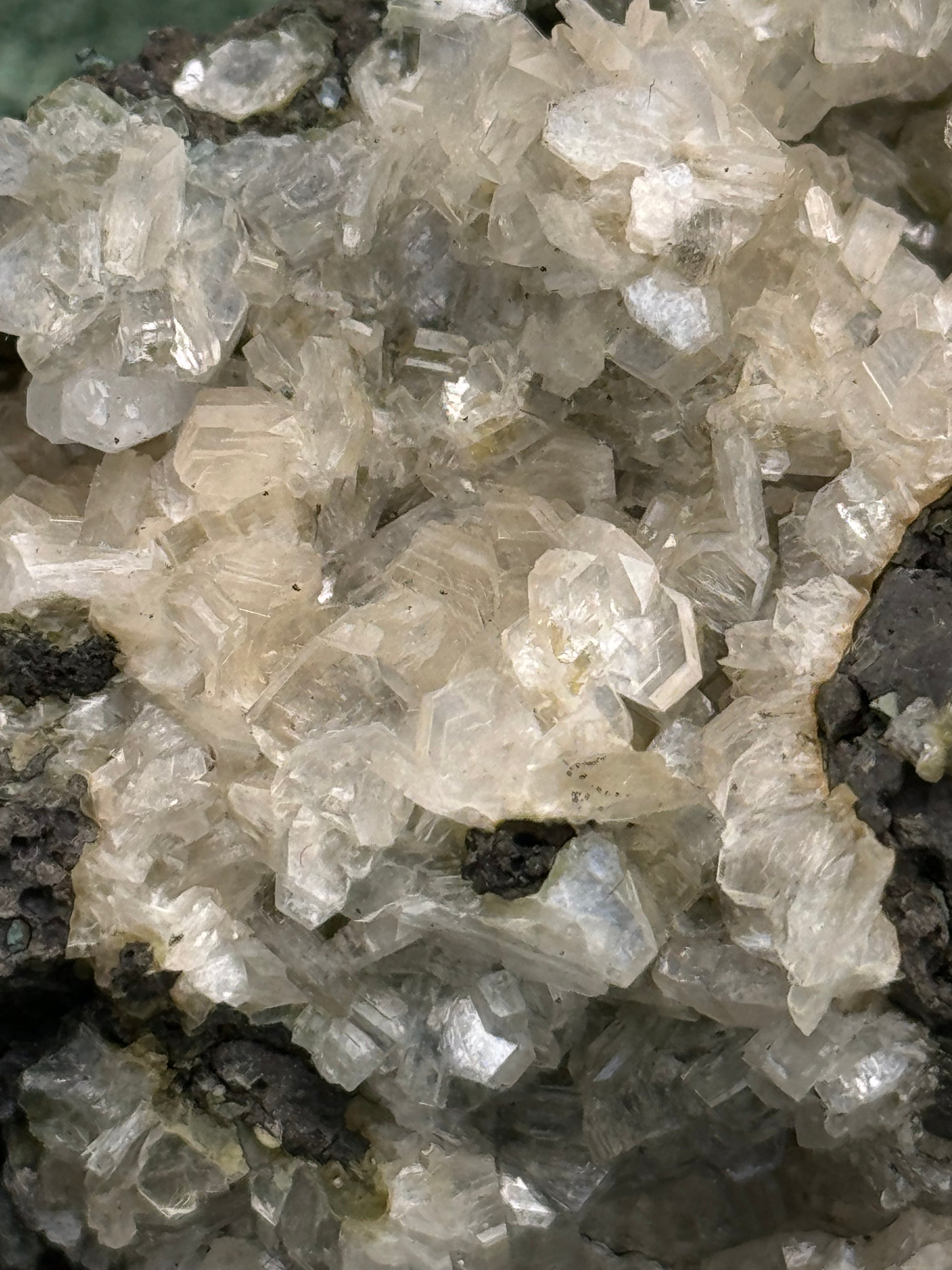 Quarz Handstufe aus Hubei, China (96g) - schöne große Quarzkristalle mit Calcit - crystal paradise