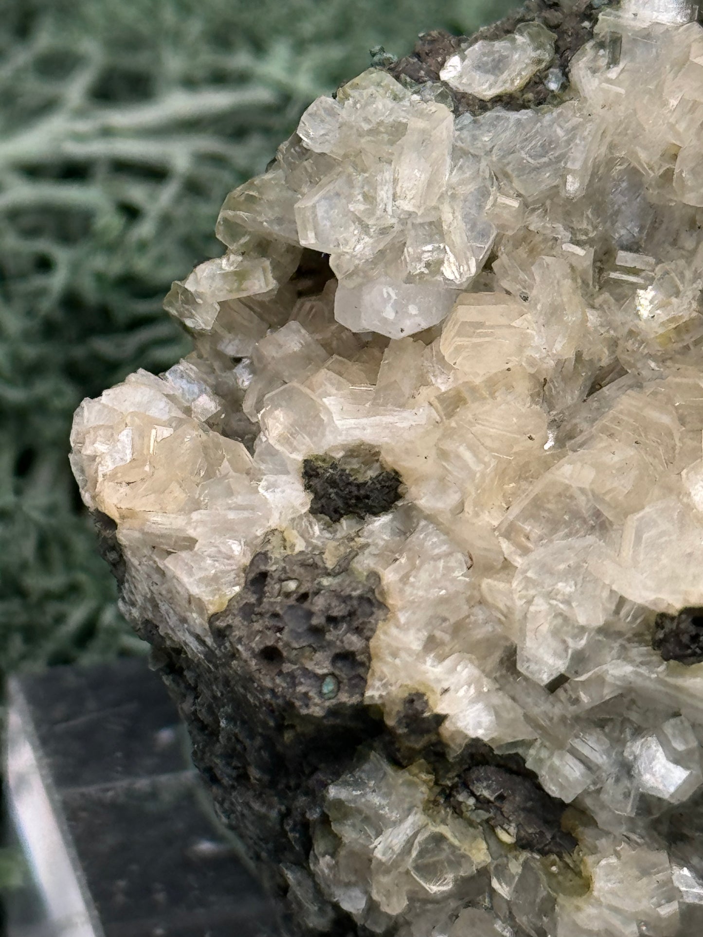 Quarz Handstufe aus Hubei, China (96g) - schöne große Quarzkristalle mit Calcit - crystal paradise