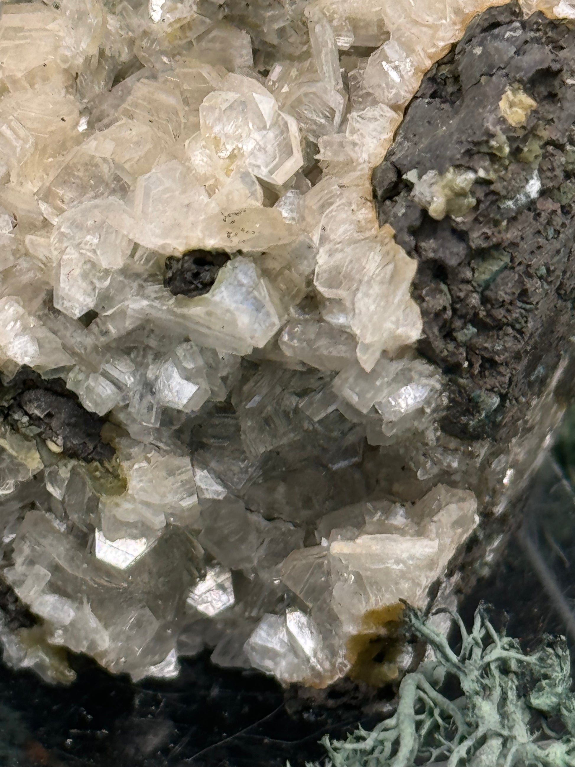 Quarz Handstufe aus Hubei, China (96g) - schöne große Quarzkristalle mit Calcit - crystal paradise