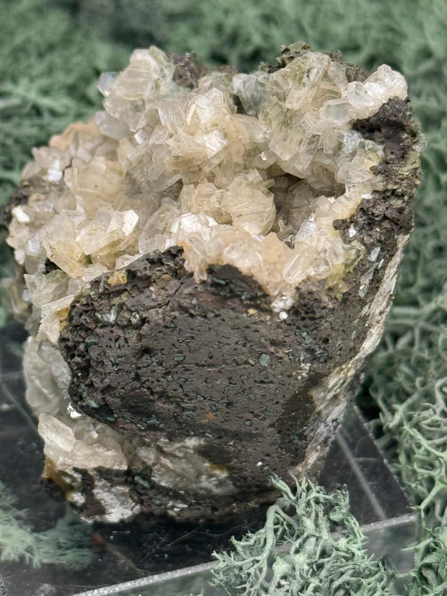 Quarz Handstufe aus Hubei, China (96g) - schöne große Quarzkristalle mit Calcit - crystal paradise