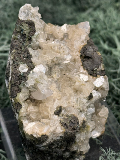 Quarz Handstufe aus Hubei, China (96g) - schöne große Quarzkristalle mit Calcit - crystal paradise