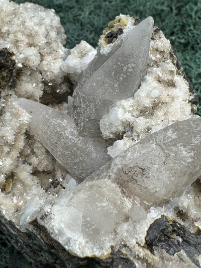 Quarz Handstufe aus Hubei, China (317g) - schöne große Quarzkristalle mit Calcit, Spuren von Prehnit - crystal paradise