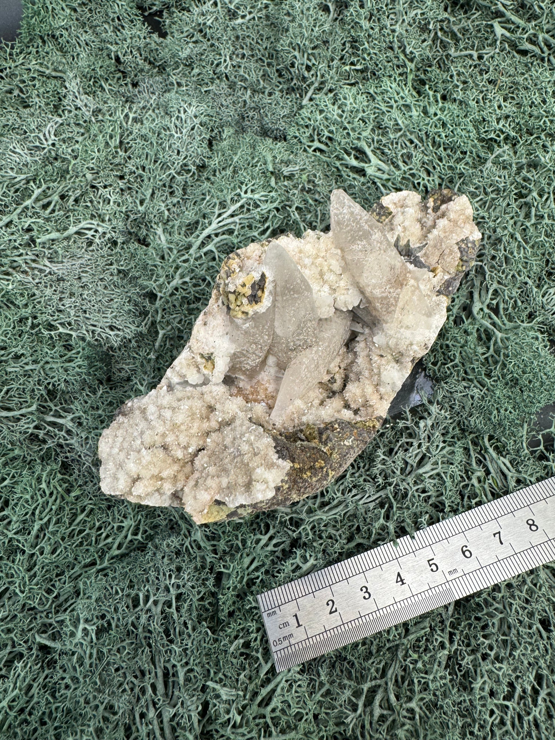 Quarz Handstufe aus Hubei, China (317g) - schöne große Quarzkristalle mit Calcit, Spuren von Prehnit - crystal paradise