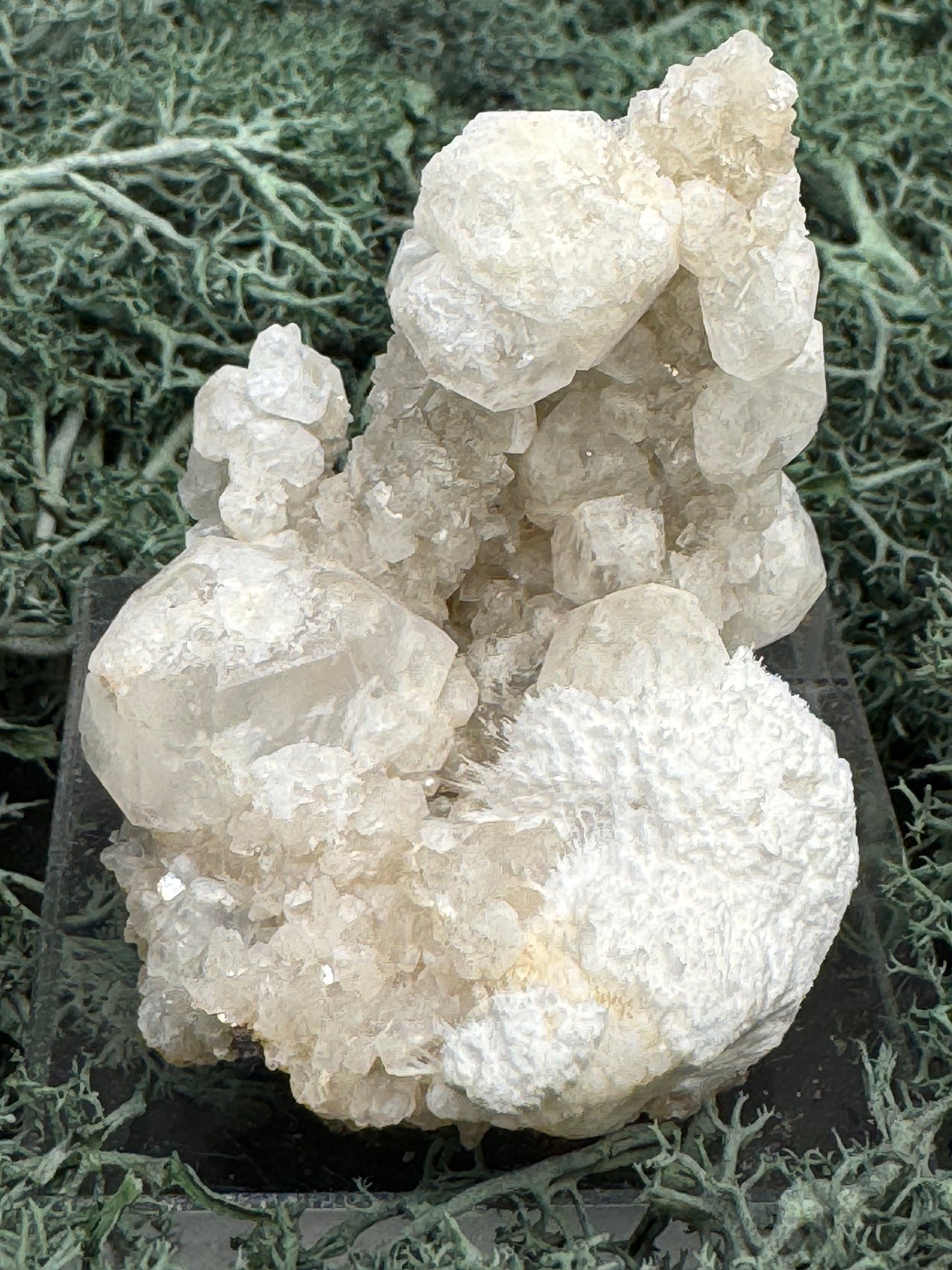 Okenit auf Calcit und Apophyllit Cluster aus Indien (50g) - viele Apophyllit Kristalle - crystal paradise