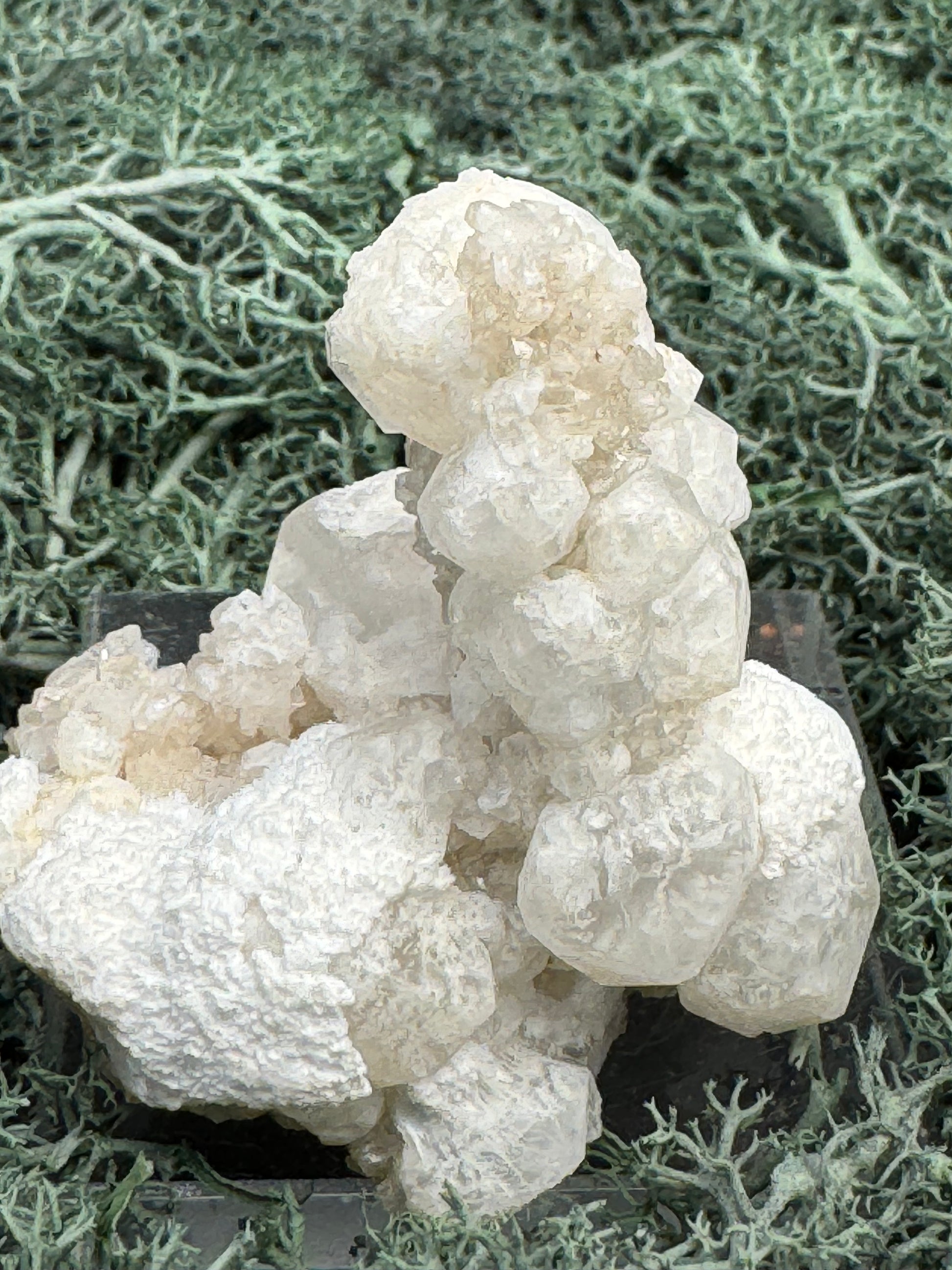 Okenit auf Calcit und Apophyllit Cluster aus Indien (50g) - viele Apophyllit Kristalle - crystal paradise