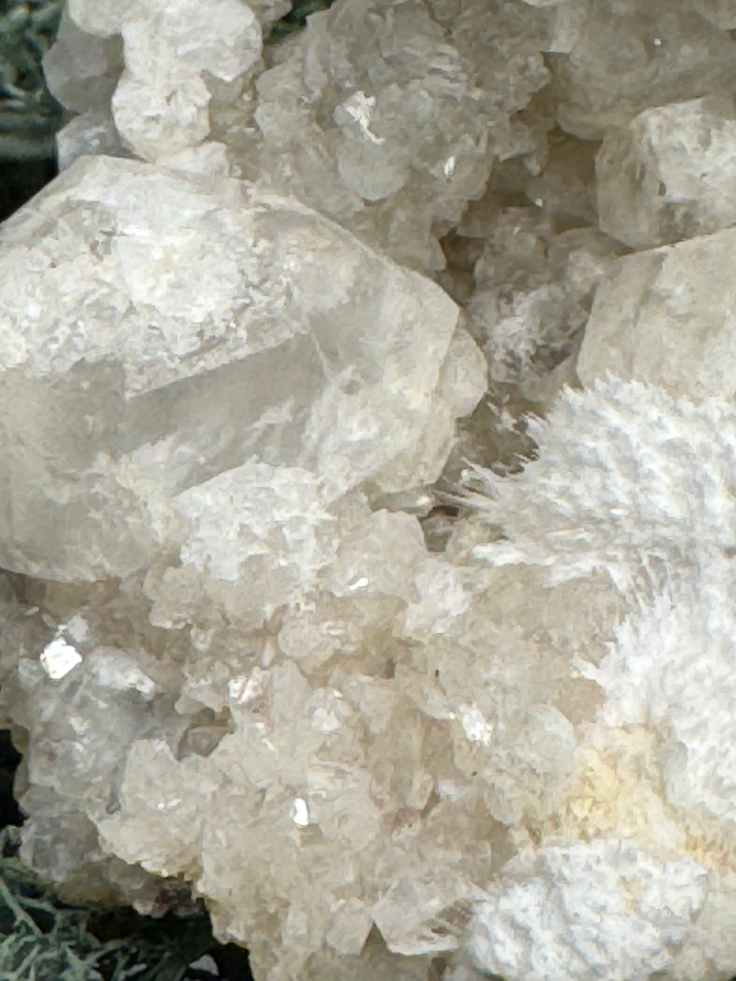 Okenit auf Calcit und Apophyllit Cluster aus Indien (50g) - viele Apophyllit Kristalle - crystal paradise