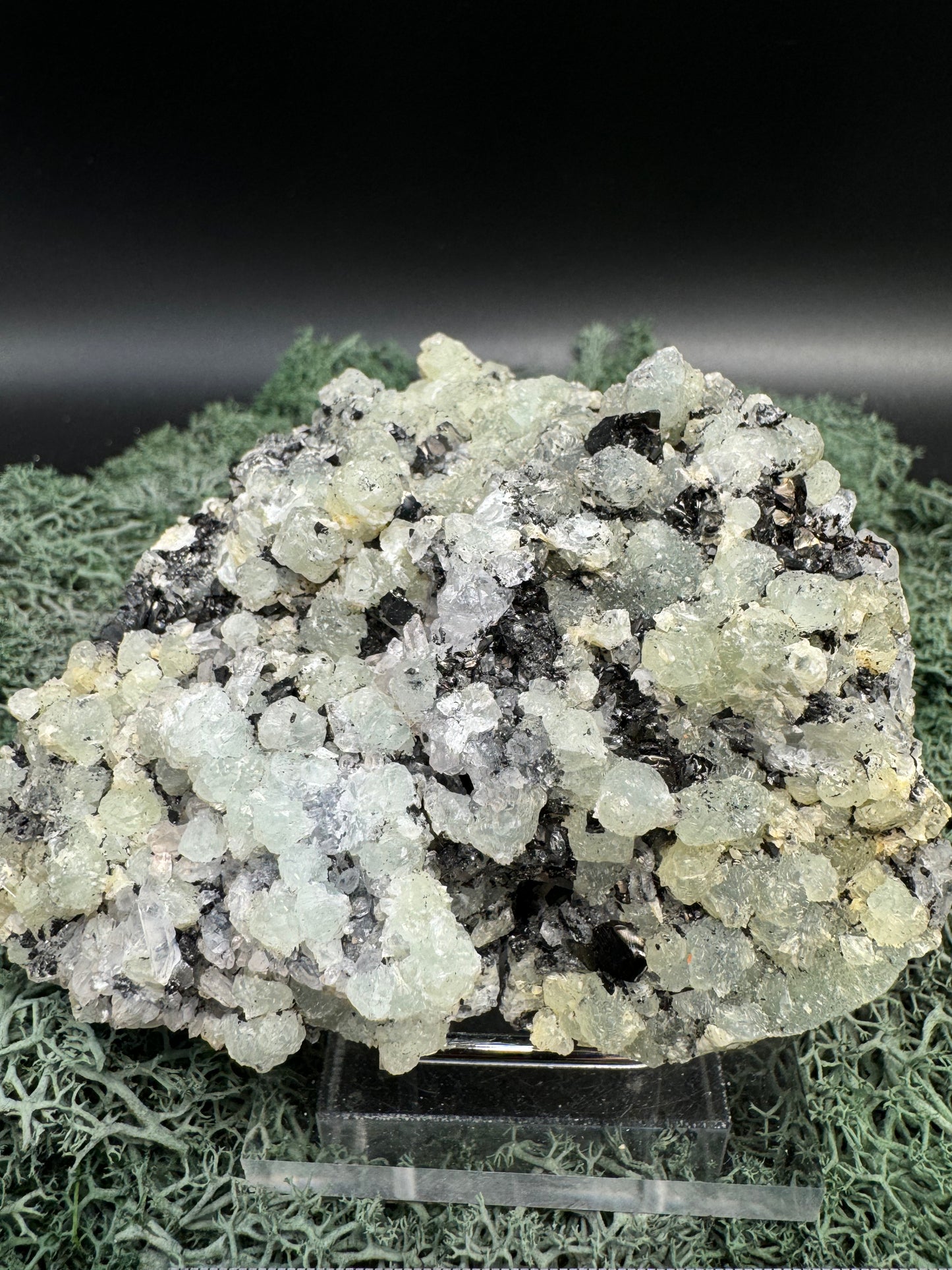 Prehnit  und Quarz Handstufe aus Hubei, China (290g) - hellgrüne Kristalle - crystal paradise