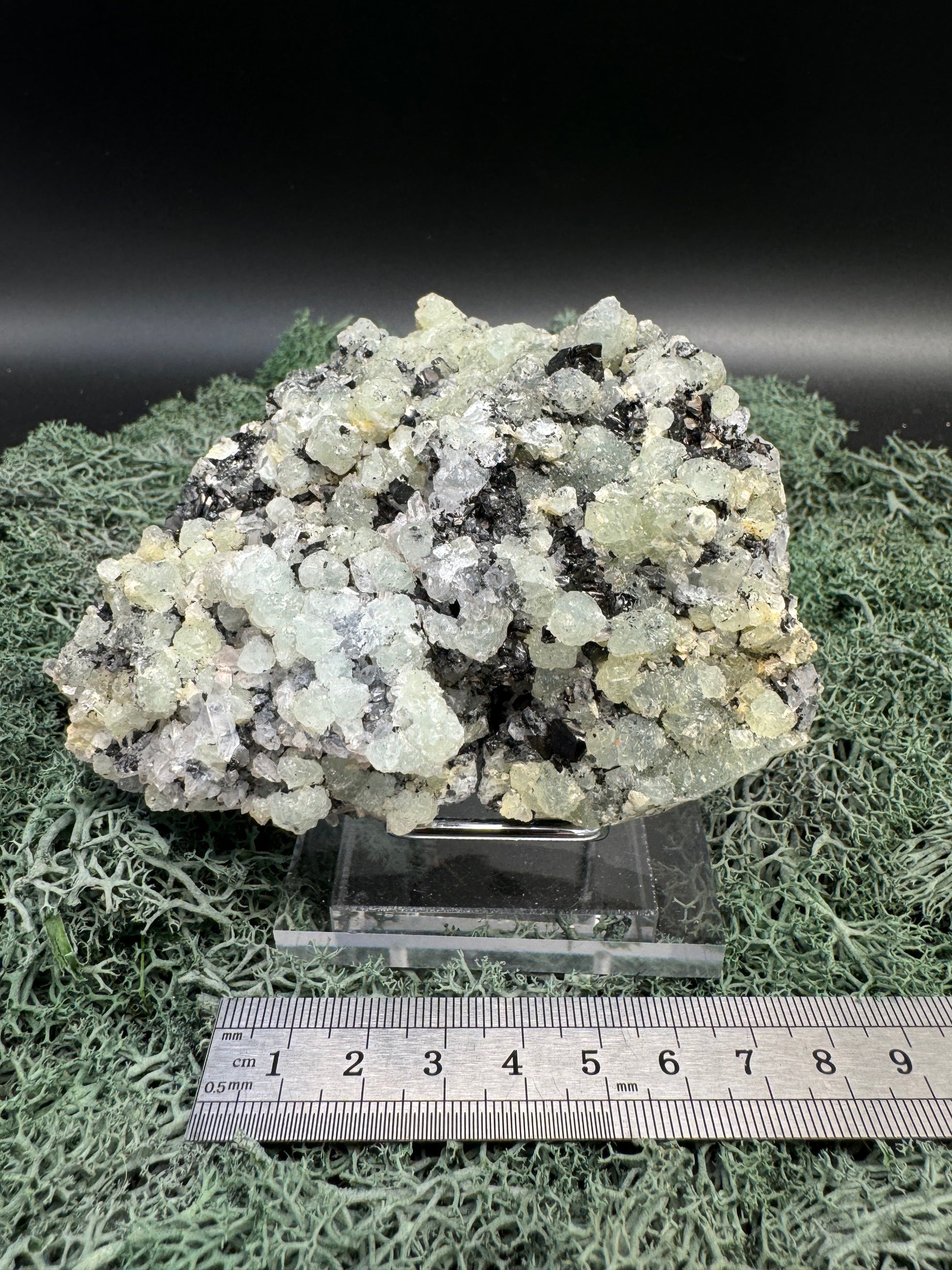 Prehnit  und Quarz Handstufe aus Hubei, China (290g) - hellgrüne Kristalle - crystal paradise