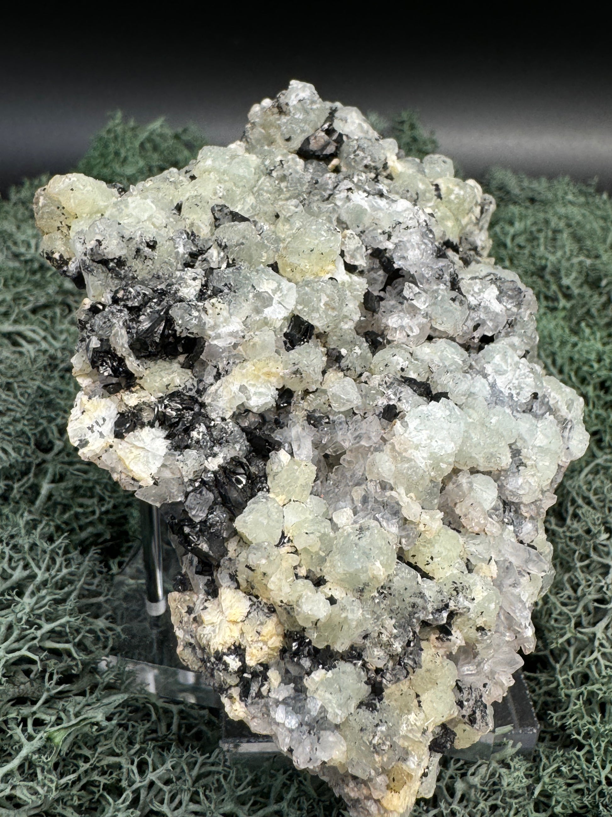 Prehnit  und Quarz Handstufe aus Hubei, China (290g) - hellgrüne Kristalle - crystal paradise