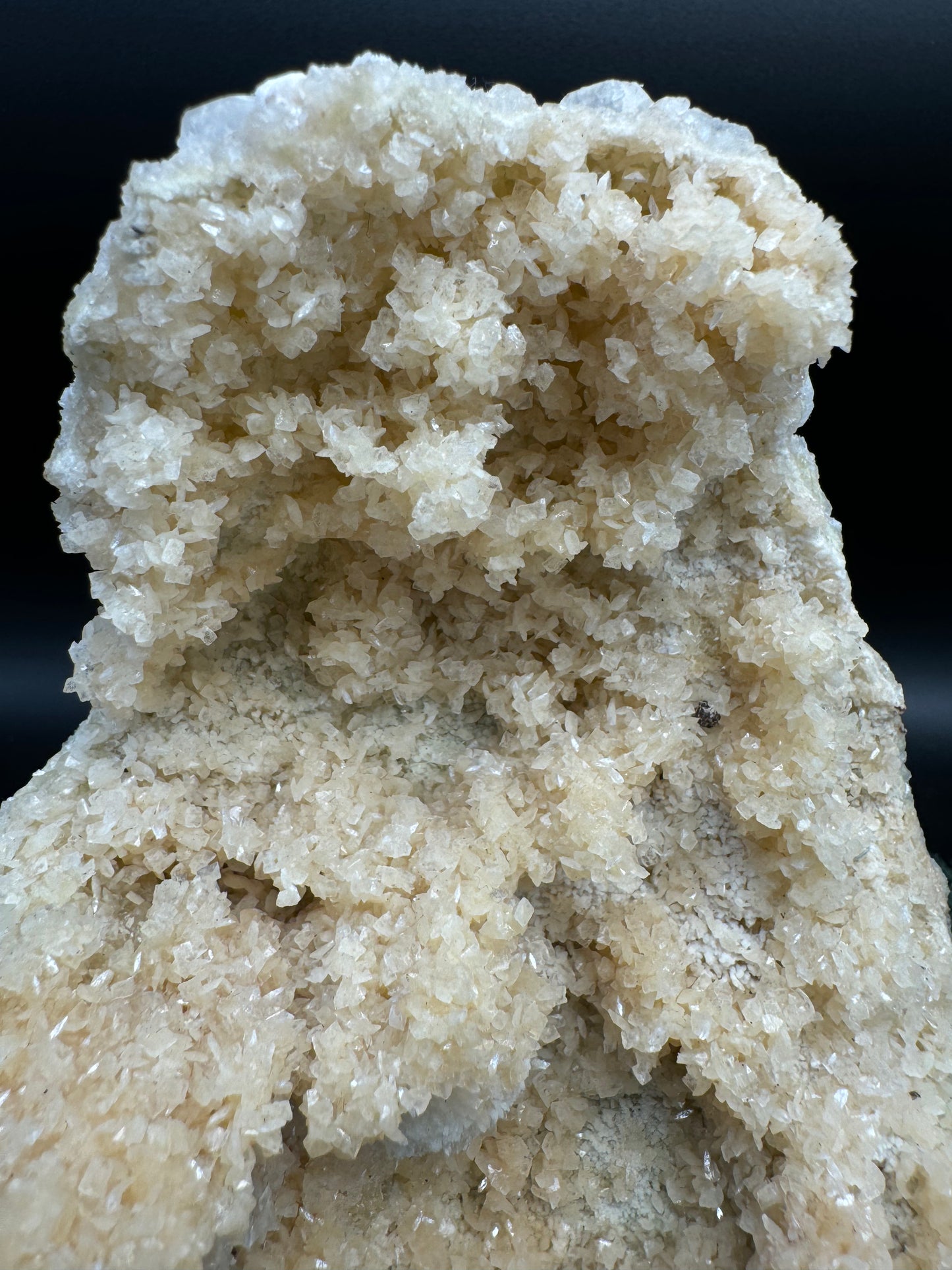 Okenit auf Calcit Rückseite Apophyllit XL Cluster aus Indien (397g) - viele Apophyllit Kristalle - crystal paradise