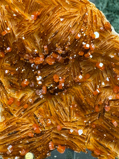 Baryt mit Vanadinit aus Marokko (241g) - Handstufe - sehr schönes leuchtendes rot - crystal paradise