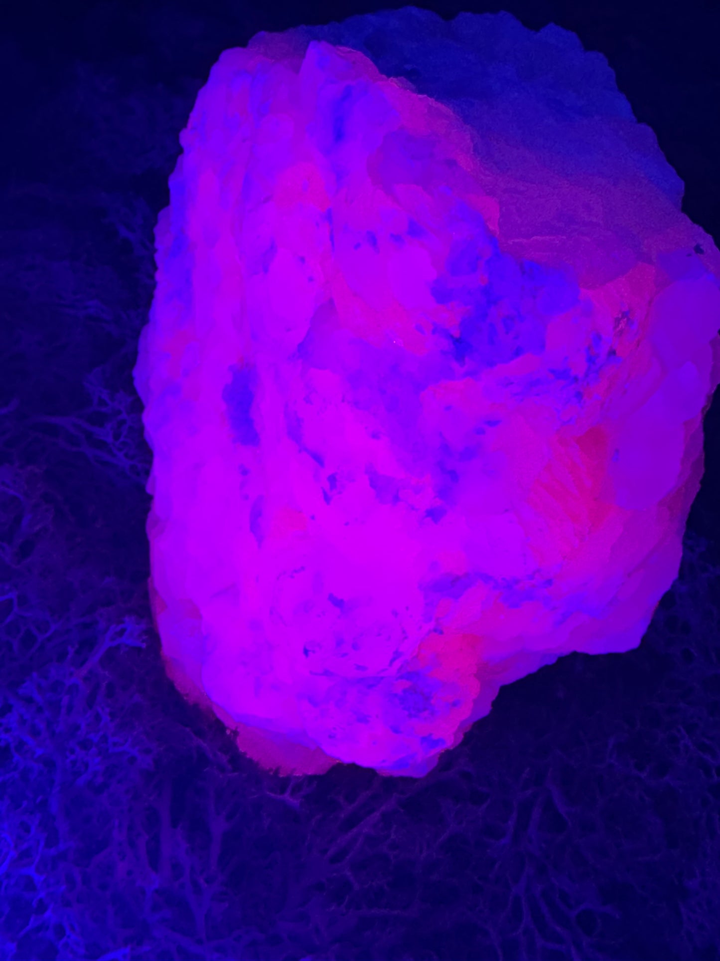 Pink Calcit Großstufe (UV Reaktiv) (1775g)- rundherum schöne Kristallstruktur