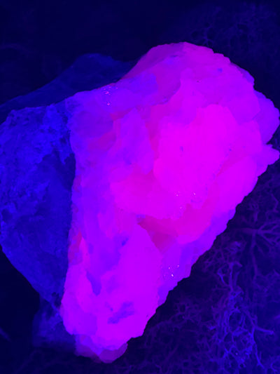 Pink Calcit Großstufe (UV Reaktiv) (972g)-  schöne Kristallstruktur - crystal paradise