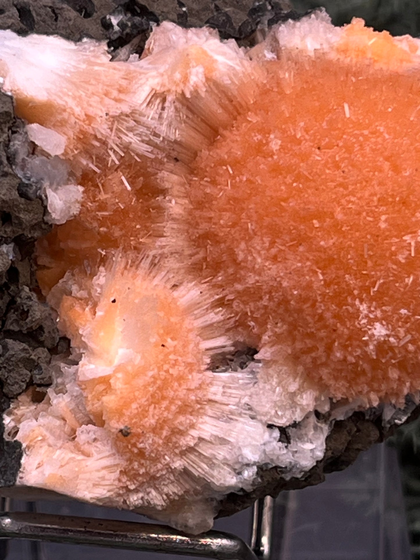 Thomsonit aus Indien (114g) - Stufe - leuchtend orange Farbe, schöne Kugelbildung auf Muttergestein - crystal paradise