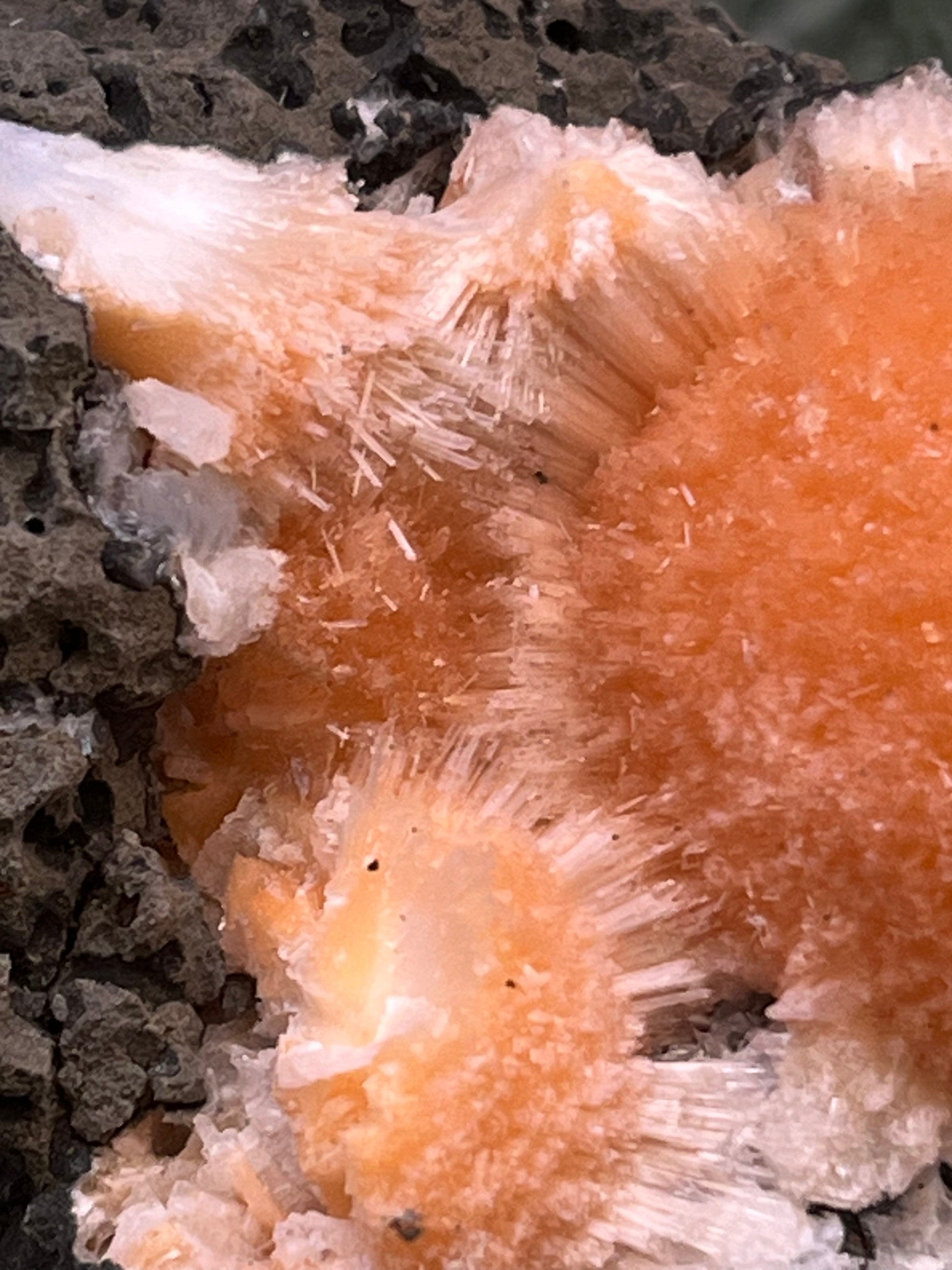 Thomsonit aus Indien (114g) - Stufe - leuchtend orange Farbe, schöne Kugelbildung auf Muttergestein - crystal paradise