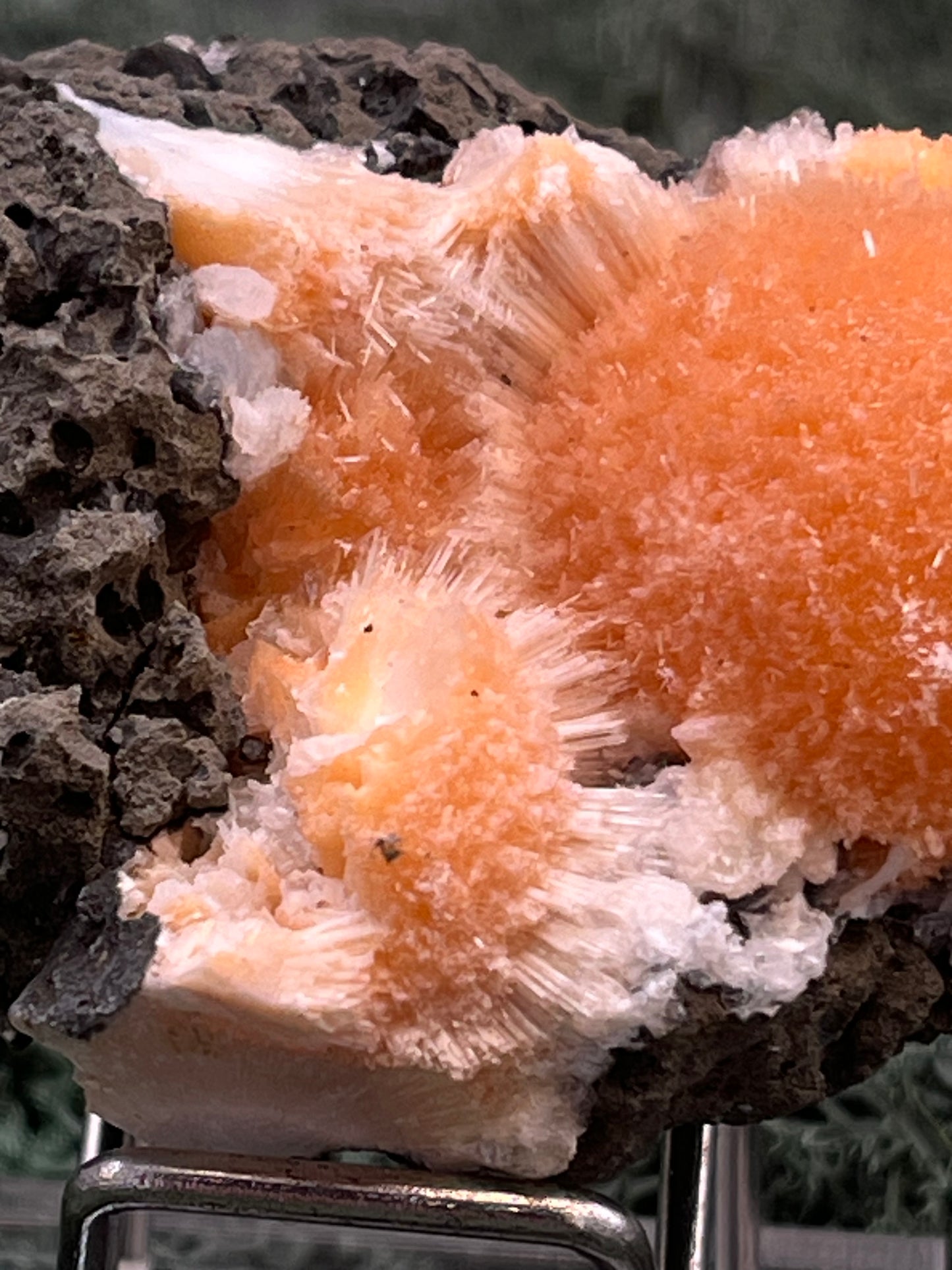 Thomsonit aus Indien (114g) - Stufe - leuchtend orange Farbe, schöne Kugelbildung auf Muttergestein - crystal paradise