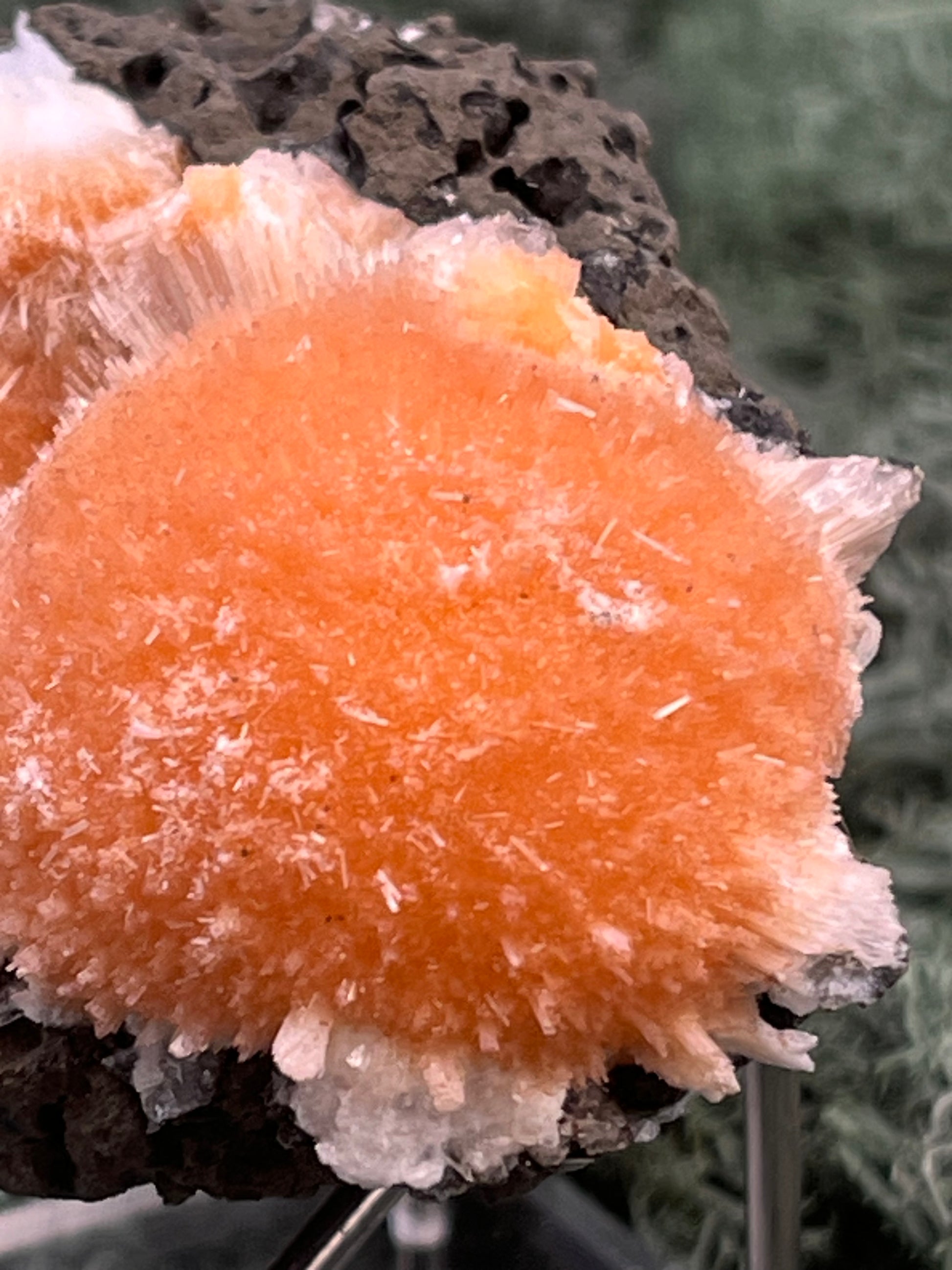 Thomsonit aus Indien (114g) - Stufe - leuchtend orange Farbe, schöne Kugelbildung auf Muttergestein - crystal paradise