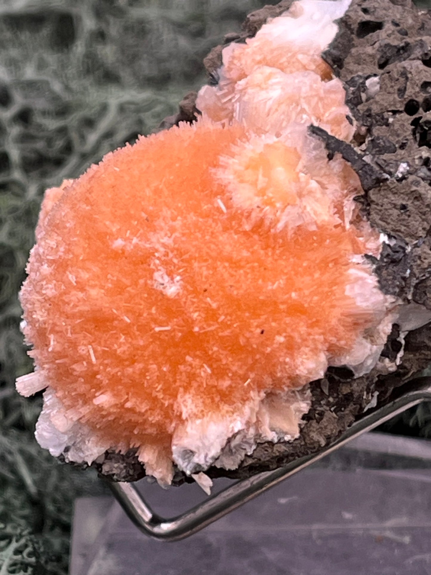 Thomsonit aus Indien (114g) - Stufe - leuchtend orange Farbe, schöne Kugelbildung auf Muttergestein - crystal paradise