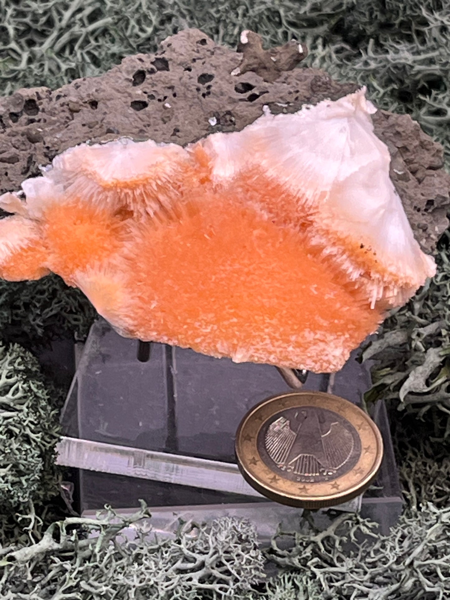 Thomsonit aus Indien (95g) - Stufe - leuchtend orange Farbe, auf Muttergestein - crystal paradise