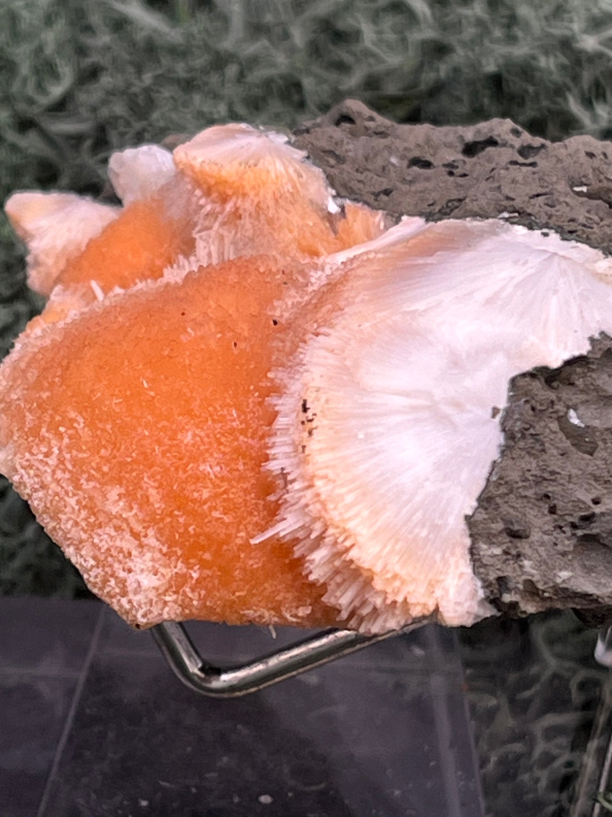 Thomsonit aus Indien (95g) - Stufe - leuchtend orange Farbe, auf Muttergestein - crystal paradise