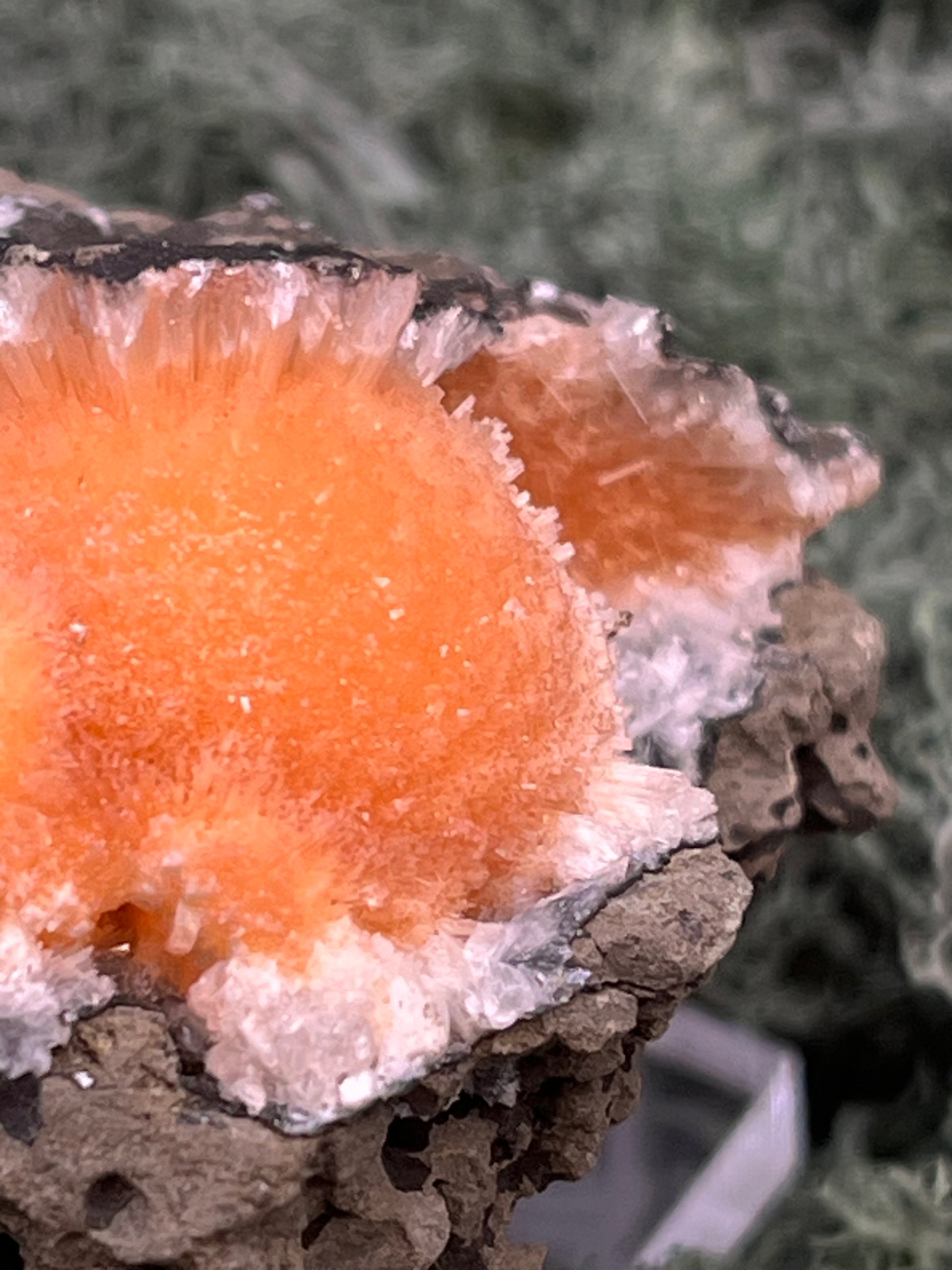 Thomsonit aus Indien (66g) - Stufe - leuchtend orange Farbe, schöne Kugelbildung auf Muttergestein - crystal paradise