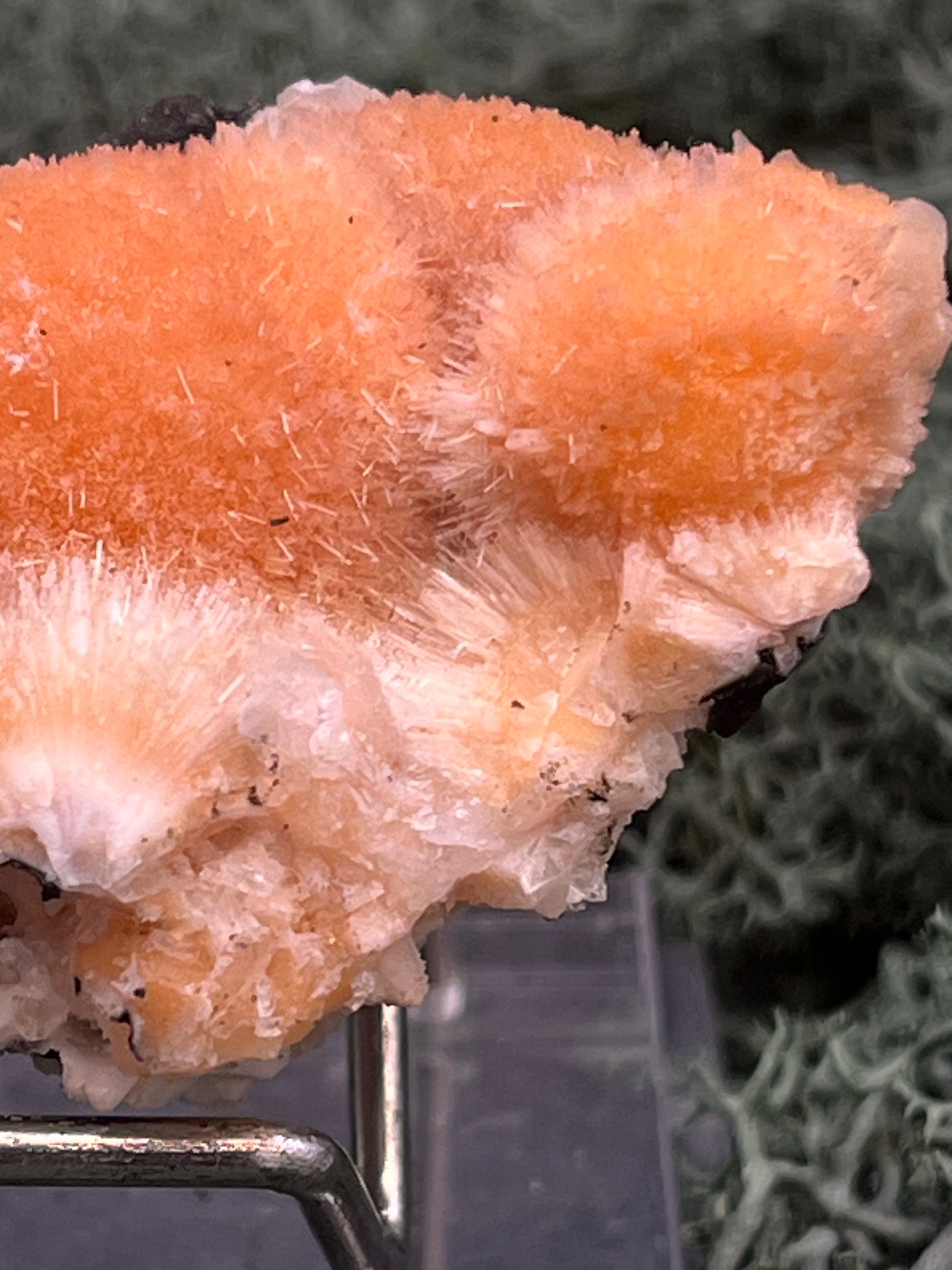 Thomsonit aus Indien (52g) - Stufe - leuchtend orange Farbe, schöne mehrere Kugelbildungen auf Muttergestein - crystal paradise