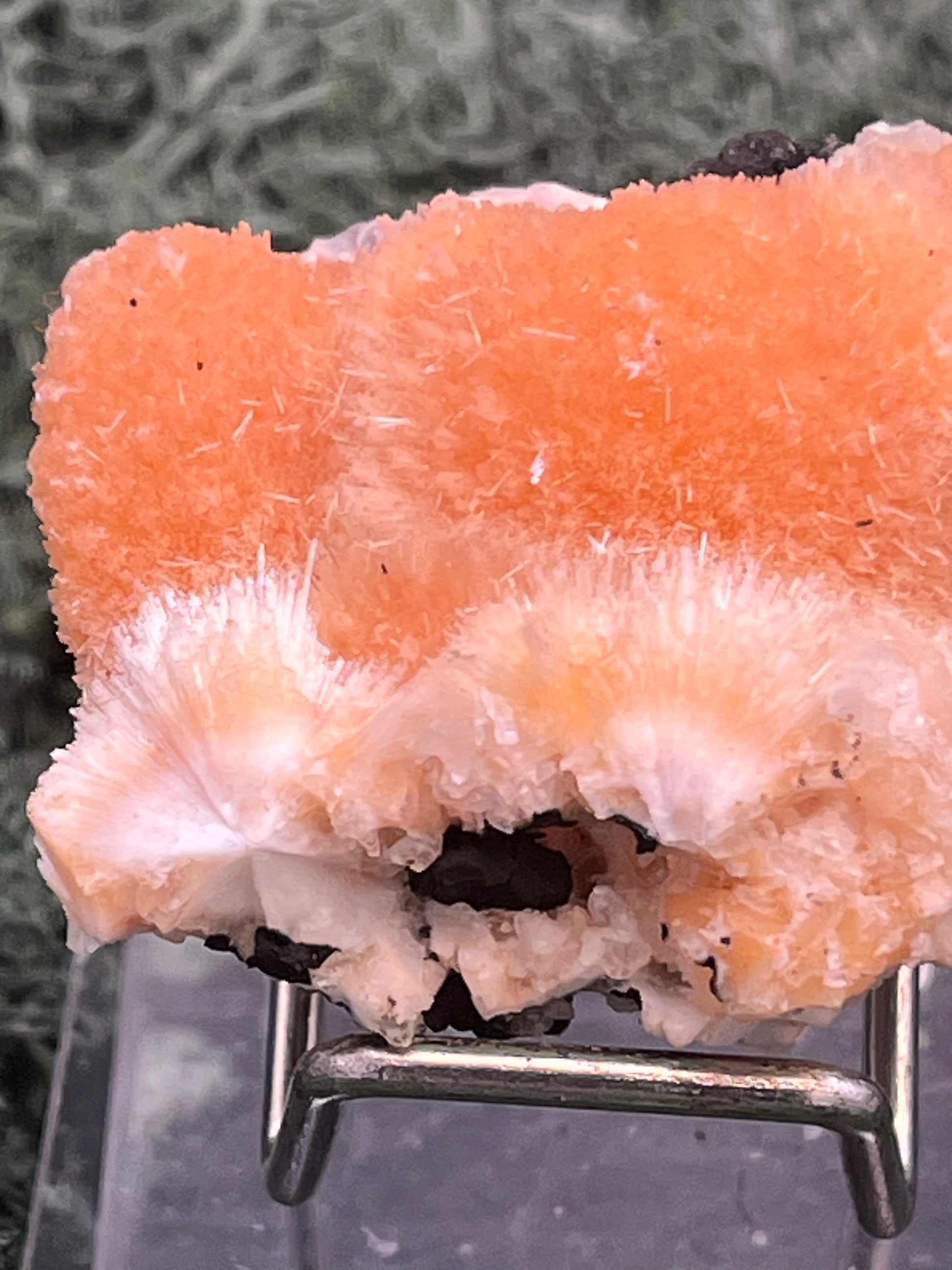 Thomsonit aus Indien (52g) - Stufe - leuchtend orange Farbe, schöne mehrere Kugelbildungen auf Muttergestein - crystal paradise