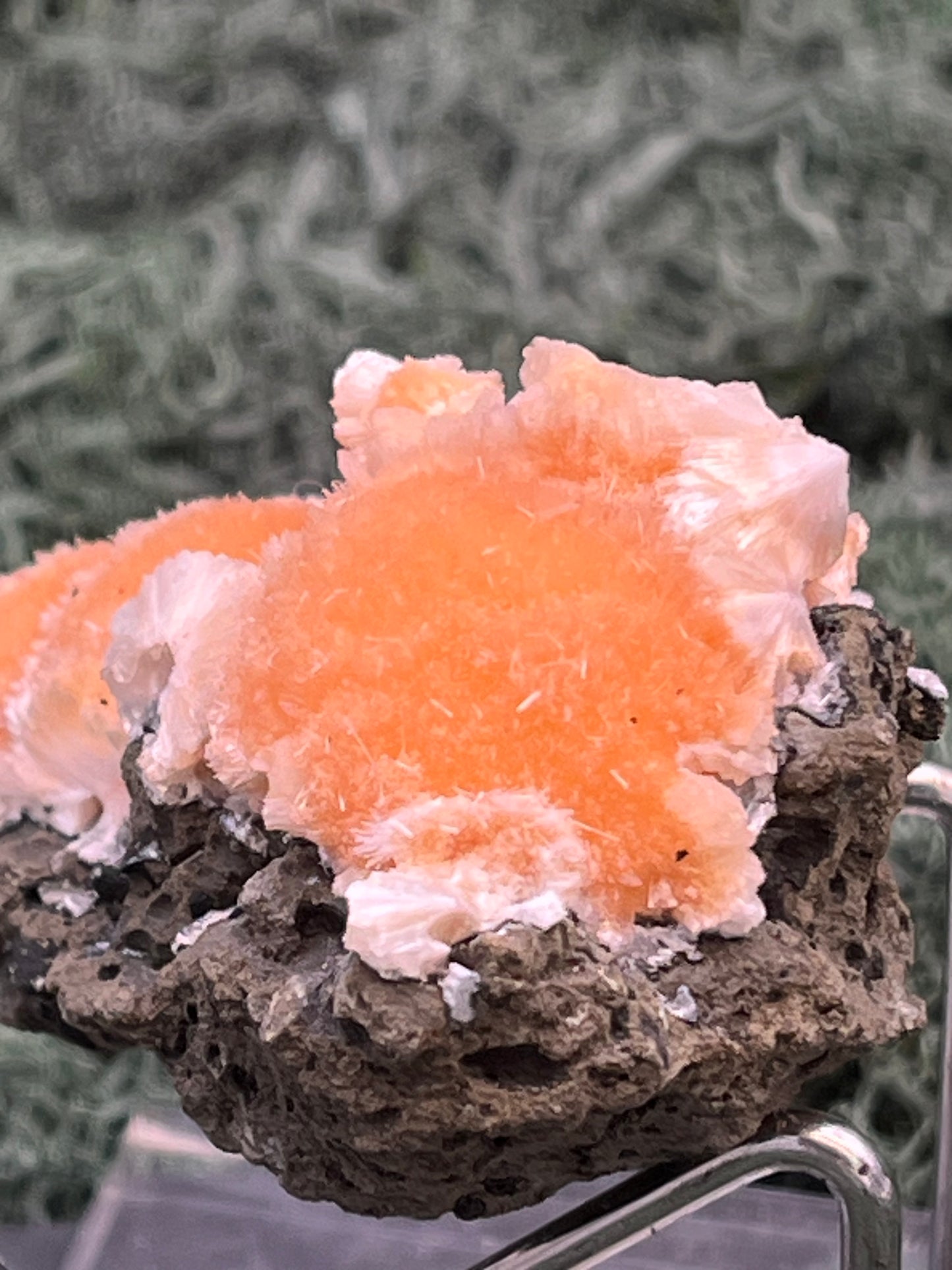 Thomsonit aus Indien (50g) - Stufe - leuchtend orange Farbe, schöne mehrere Kugelbildungen auf Muttergestein - crystal paradise