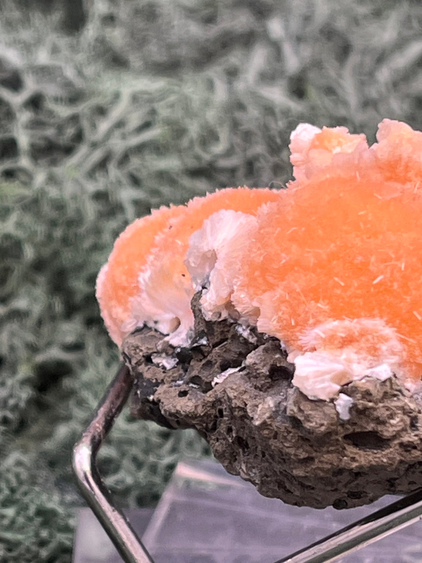 Thomsonit aus Indien (50g) - Stufe - leuchtend orange Farbe, schöne mehrere Kugelbildungen auf Muttergestein - crystal paradise