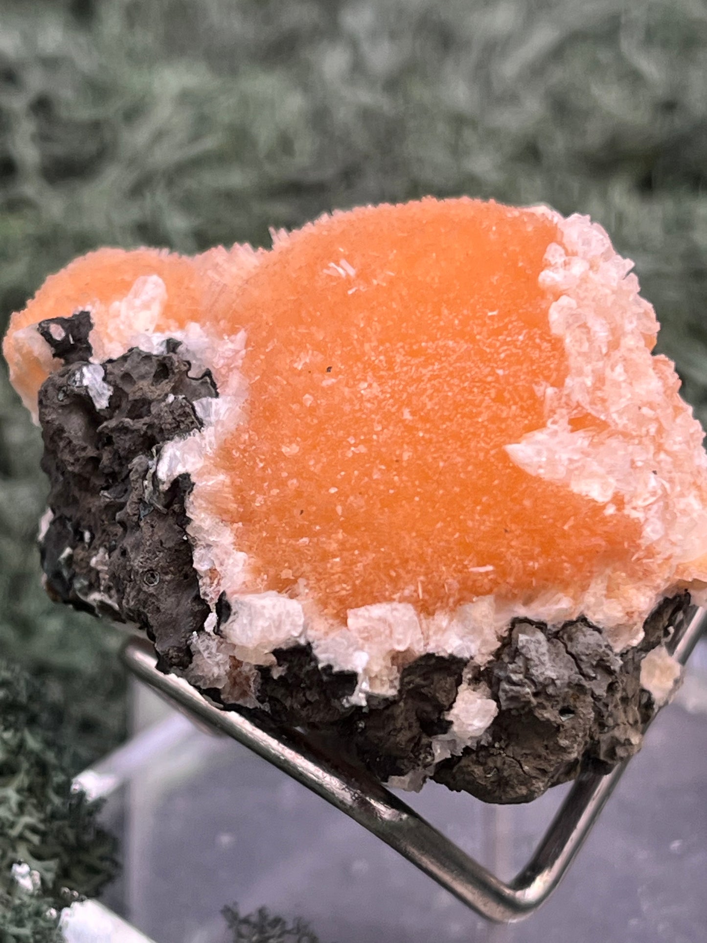 Thomsonit aus Indien (55g) - Stufe - leuchtend orange Farbe, schöne Kugelbildung auf Muttergestein - crystal paradise