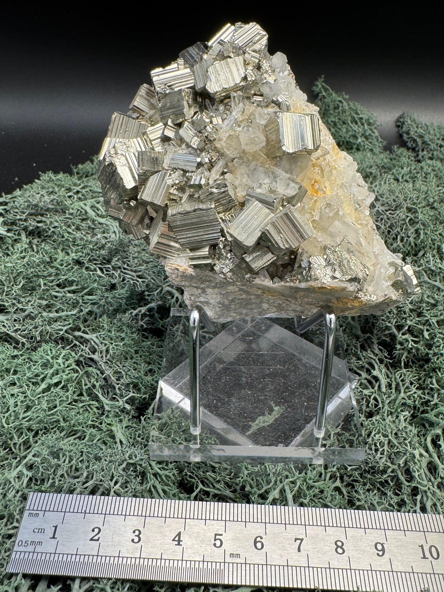 Pyrit an Bergkristall aus Indonesien (548g) - schöne Pyrit Kristalle - crystal paradise