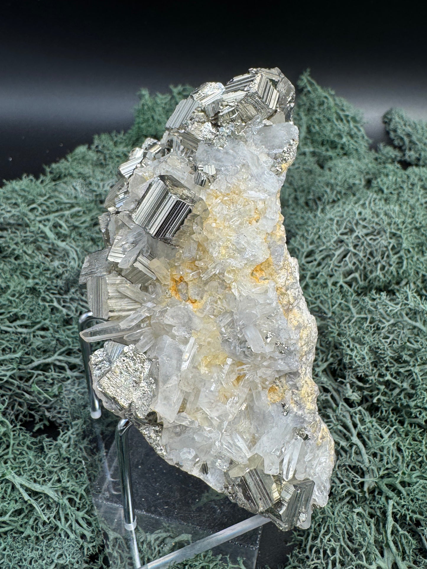 Pyrit an Bergkristall aus Indonesien (548g) - schöne Pyrit Kristalle - crystal paradise