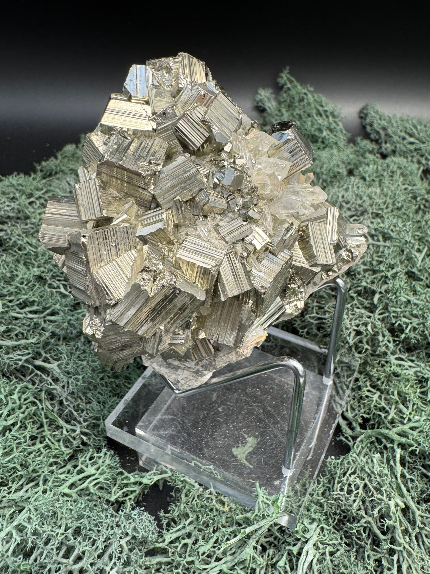 Pyrit an Bergkristall aus Indonesien (548g) - schöne Pyrit Kristalle - crystal paradise