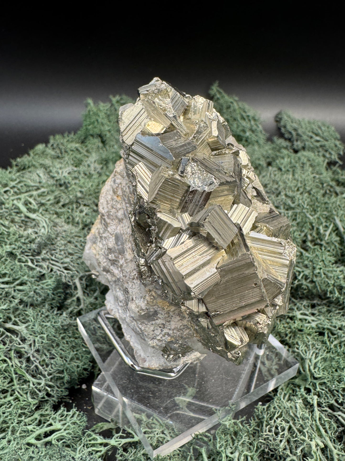 Pyrit an Bergkristall aus Indonesien (548g) - schöne Pyrit Kristalle - crystal paradise