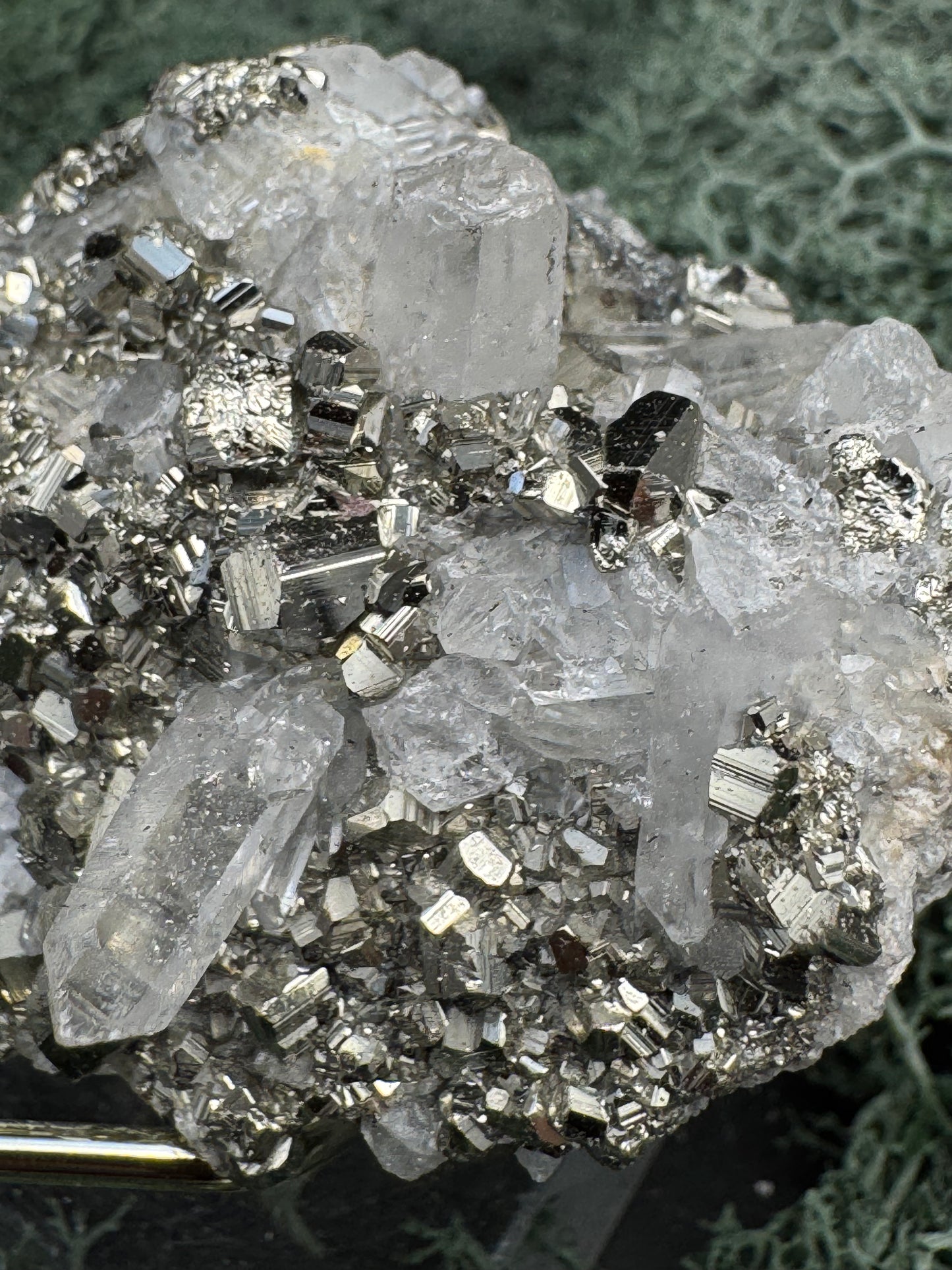 Pyrit an Bergkristall aus Indonesien (155g) - Viele schöne Pyrit Kristalle - crystal paradise