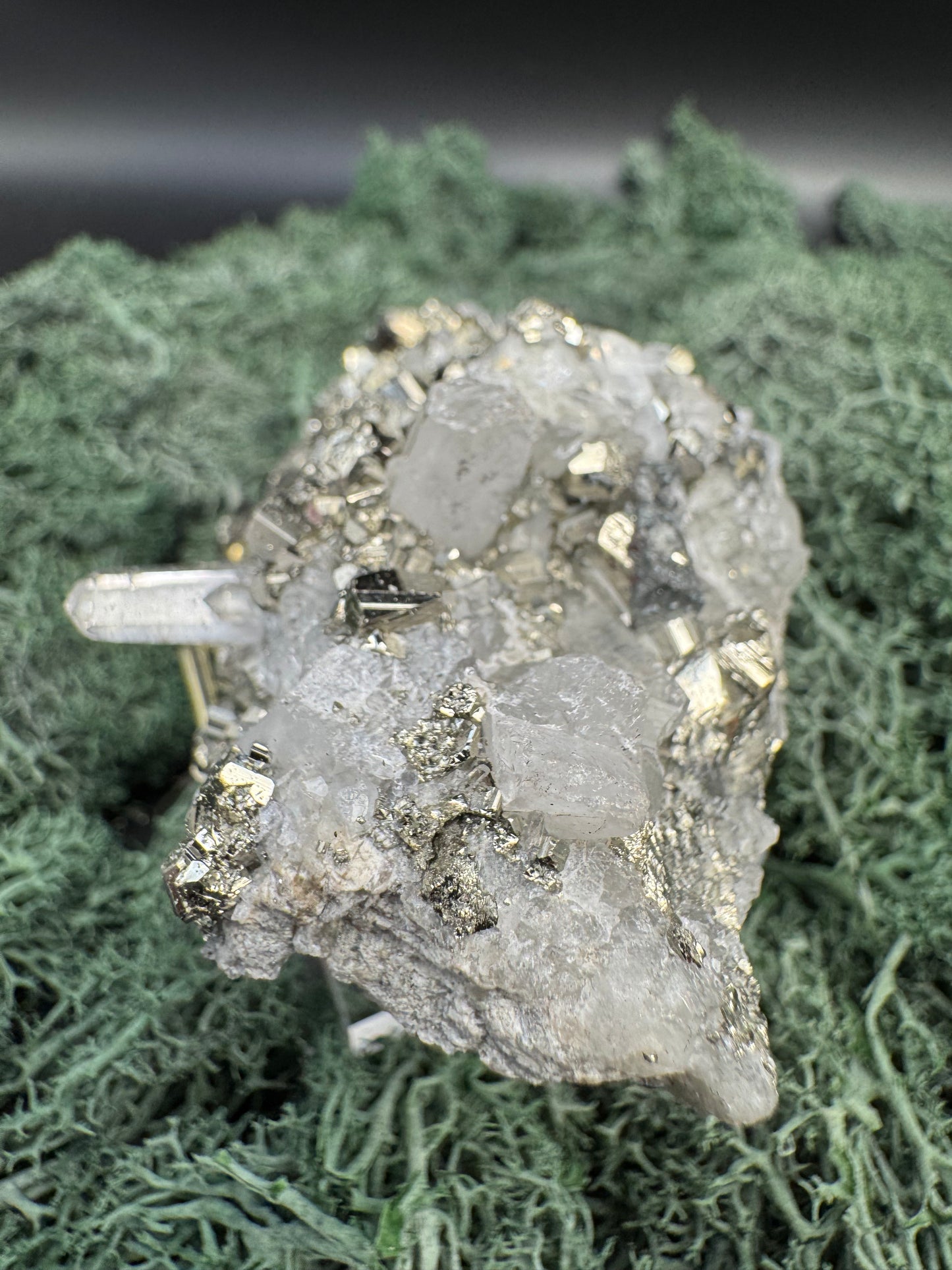 Pyrit an Bergkristall aus Indonesien (155g) - Viele schöne Pyrit Kristalle - crystal paradise