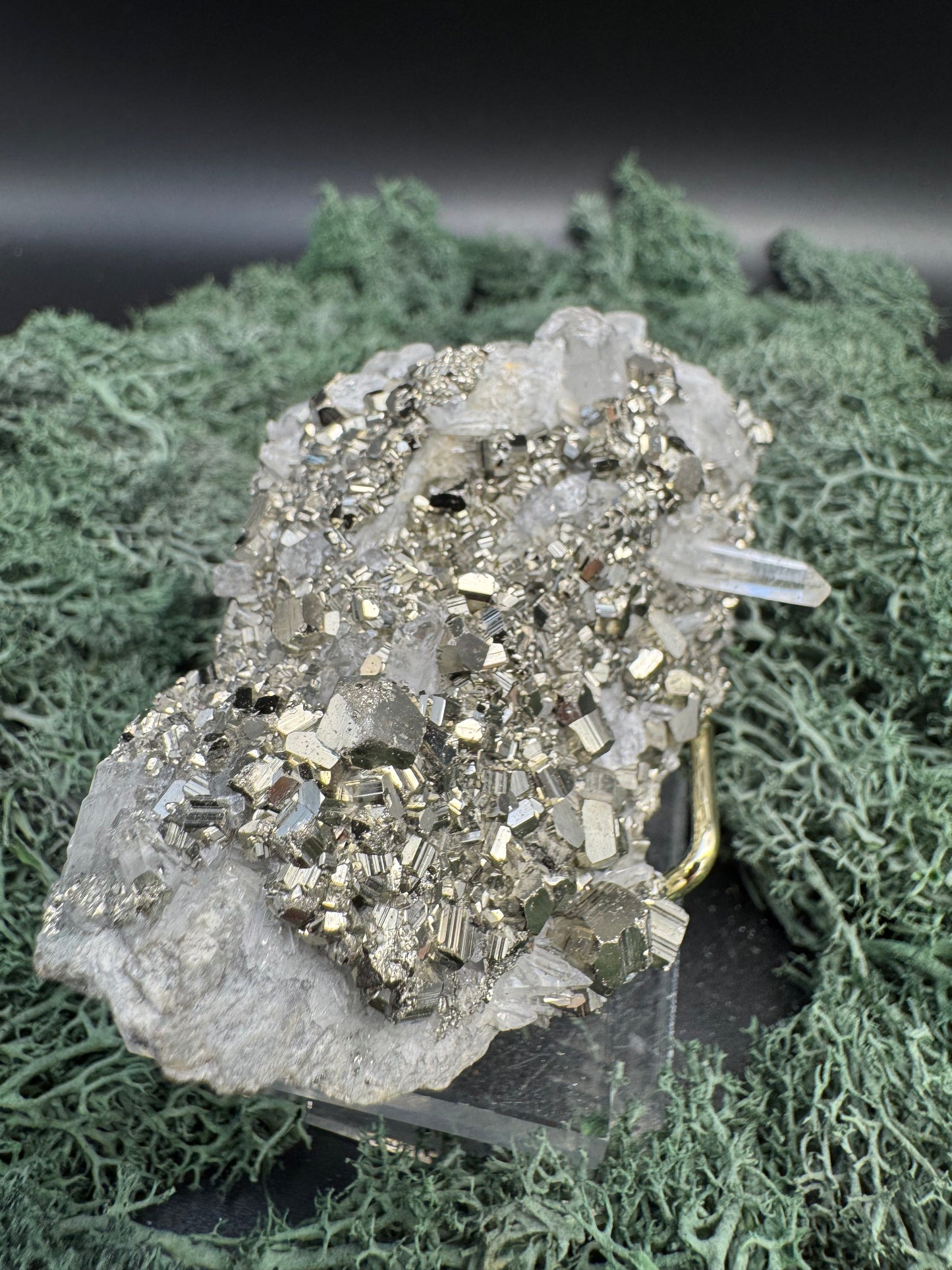 Pyrit an Bergkristall aus Indonesien (155g) - Viele schöne Pyrit Kristalle - crystal paradise