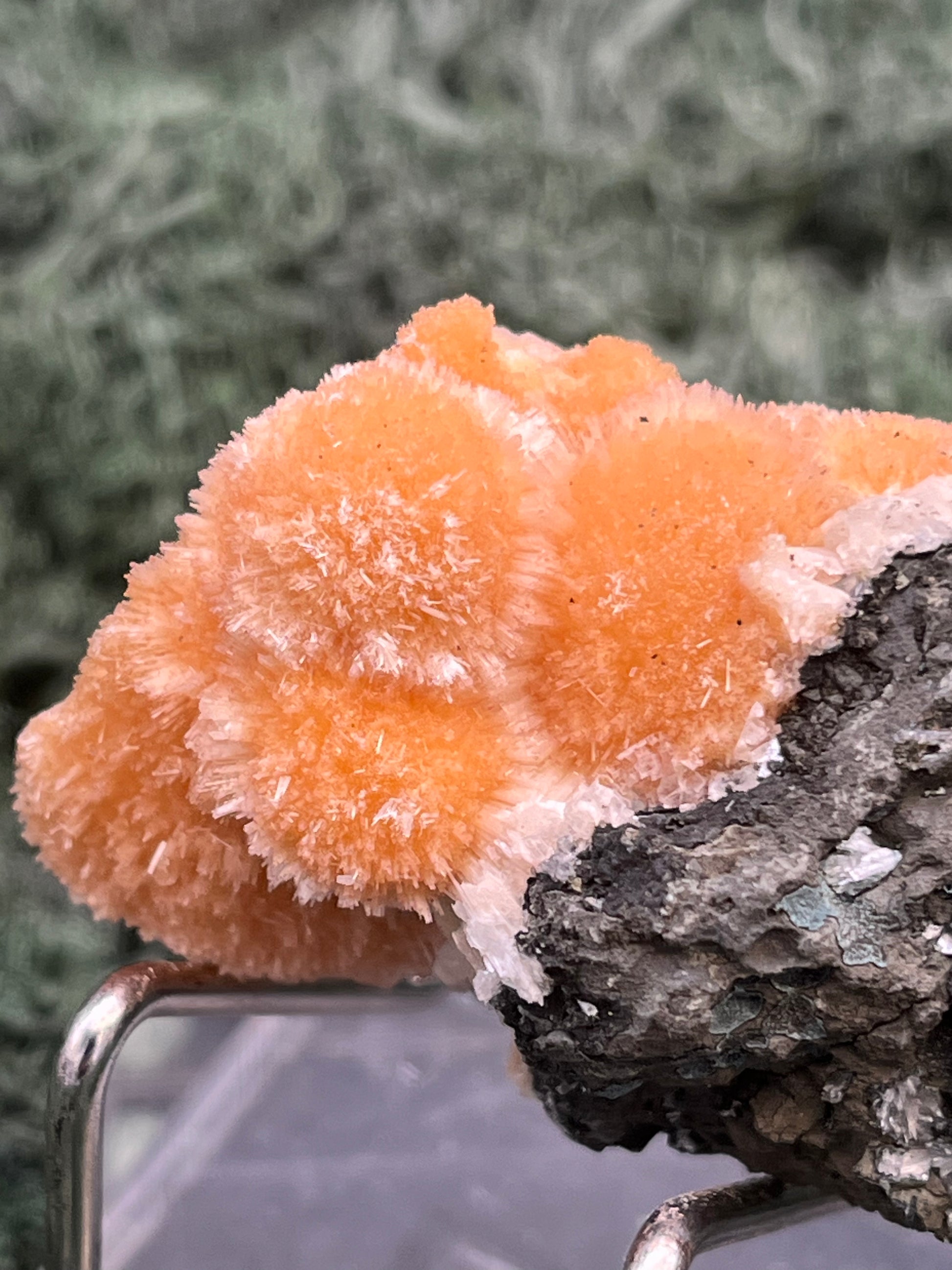 Thomsonit aus Indien (59g) - Stufe - leuchtend orange Farbe, schöne Kugelbildungen - crystal paradise