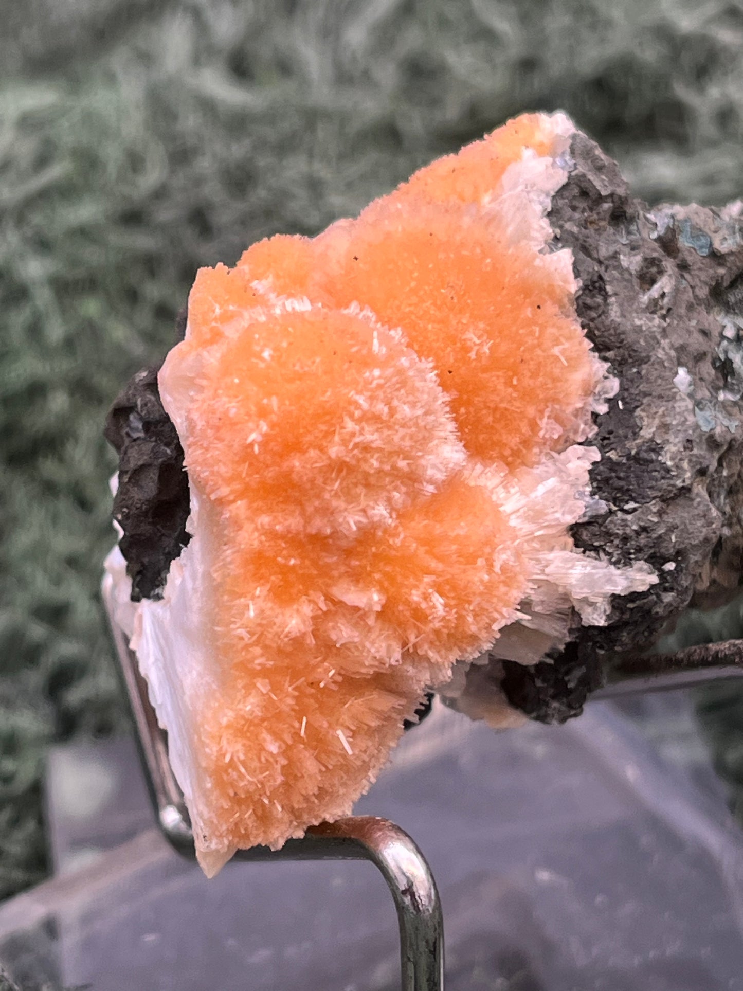 Thomsonit aus Indien (59g) - Stufe - leuchtend orange Farbe, schöne Kugelbildungen - crystal paradise