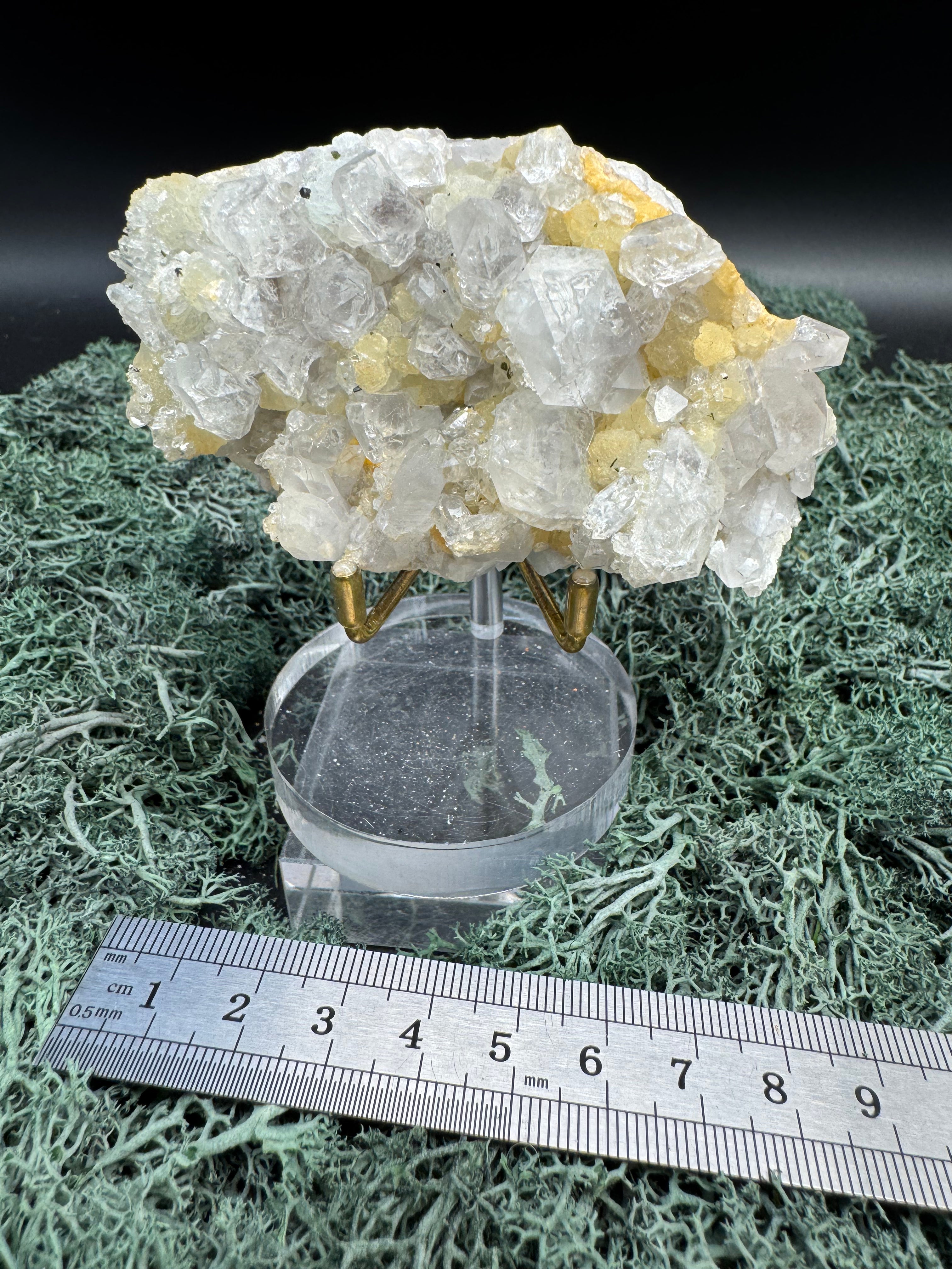 Prehnit und Quarz Handstufe aus Hubei, China (229g) - weisse und Eisenquarzkristalle - crystal paradise