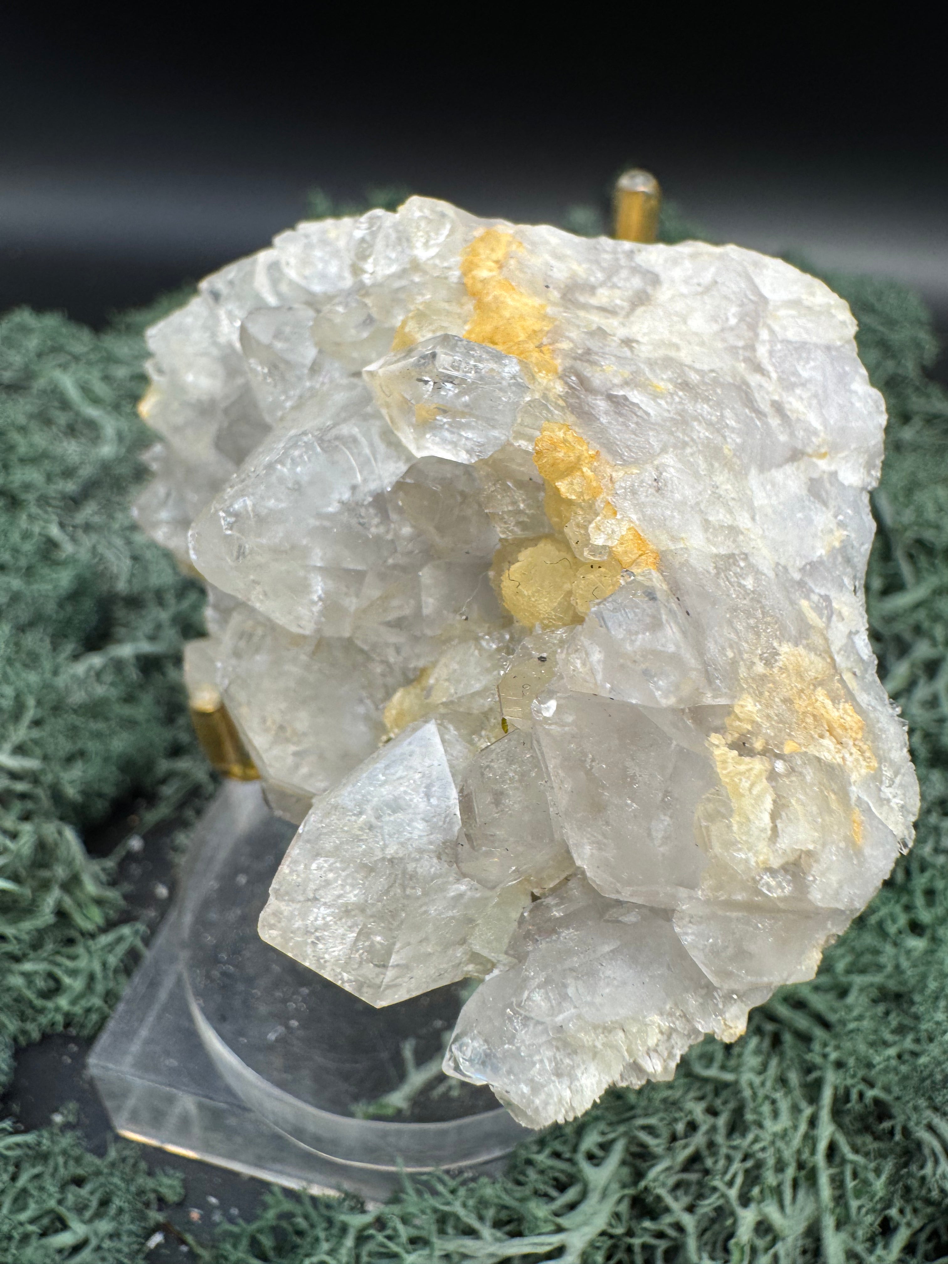 Prehnit und Quarz Handstufe aus Hubei, China (229g) - weisse und Eisenquarzkristalle - crystal paradise