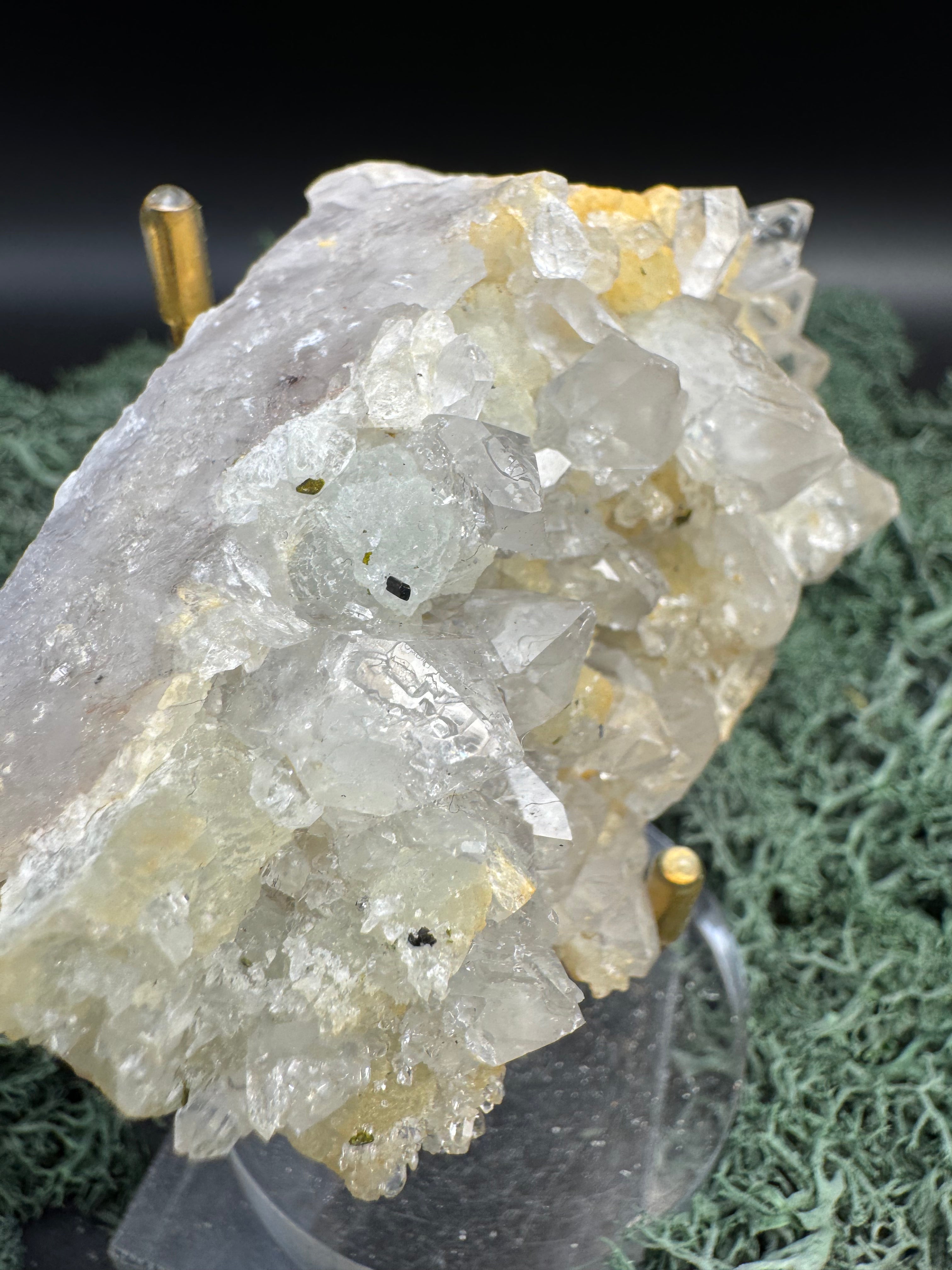 Prehnit und Quarz Handstufe aus Hubei, China (229g) - weisse und Eisenquarzkristalle - crystal paradise